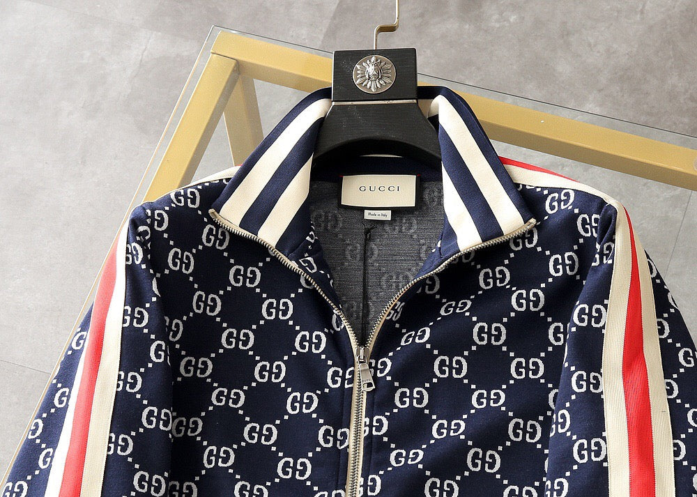 Combinaison de sport à col montant et logo intégral