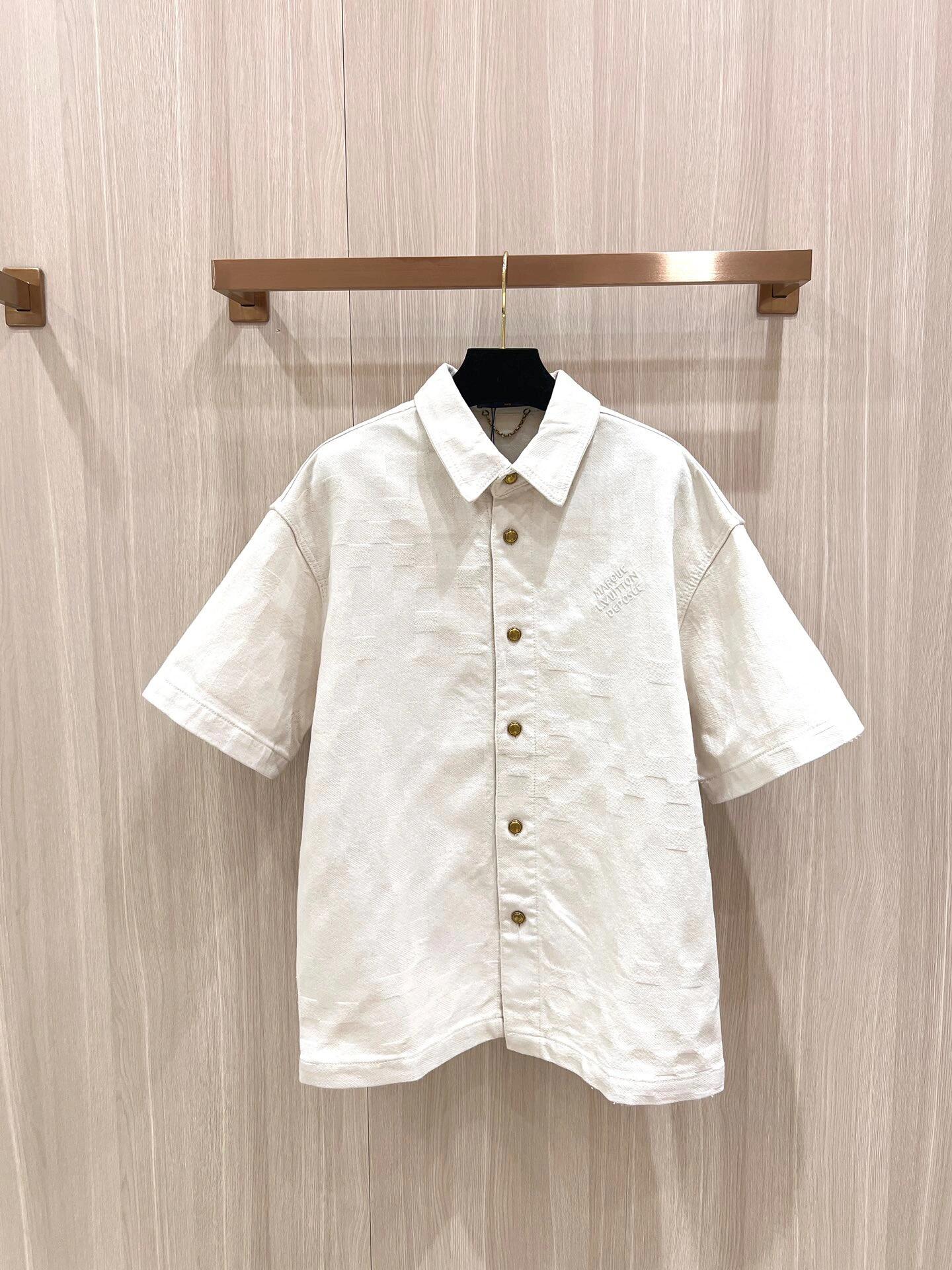 Jeansanzug für die Pressekonferenz der Frühjahrs- und Sommerserie von Fei Dong