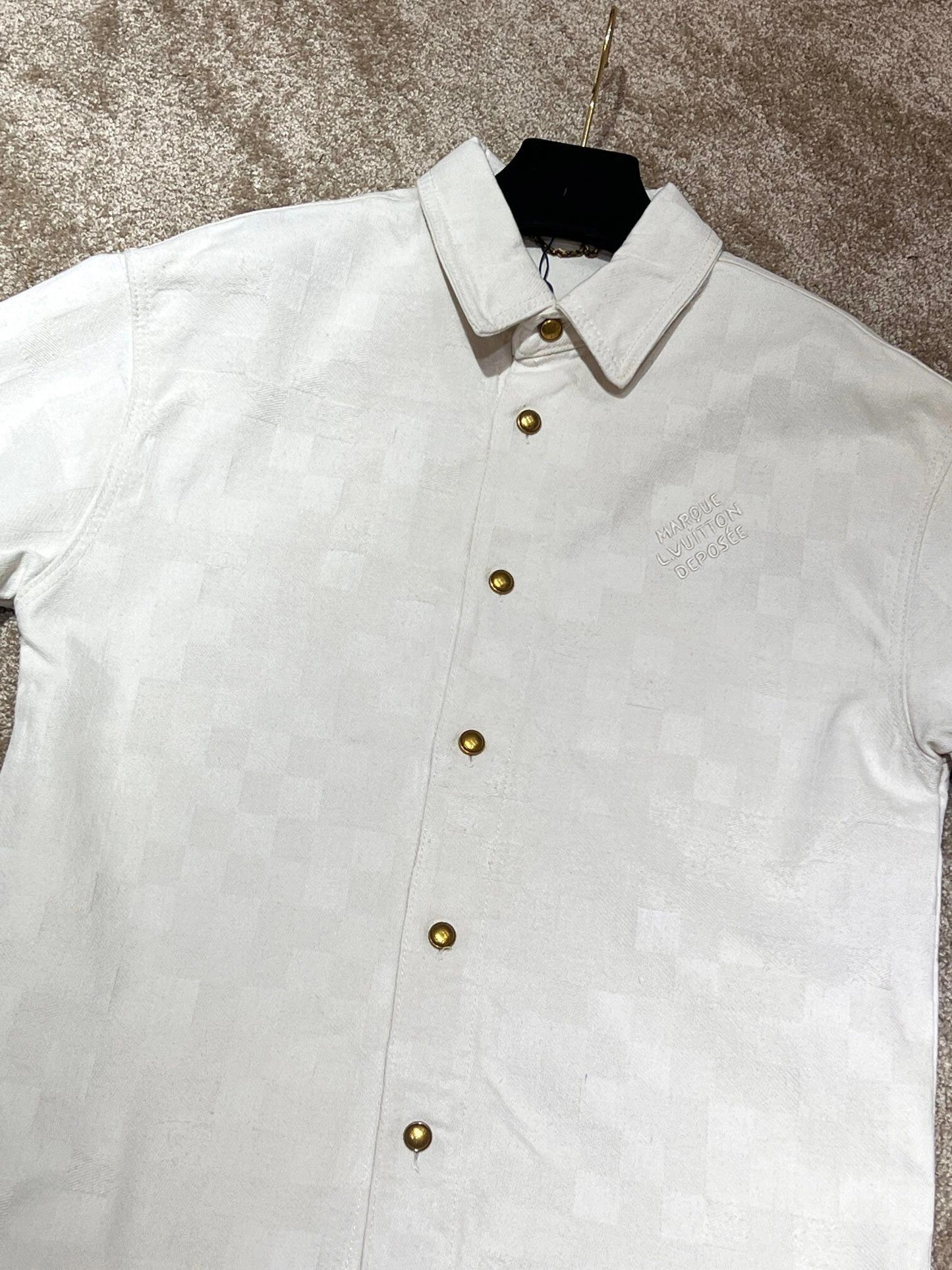 Jeansanzug für die Pressekonferenz der Frühjahrs- und Sommerserie von Fei Dong