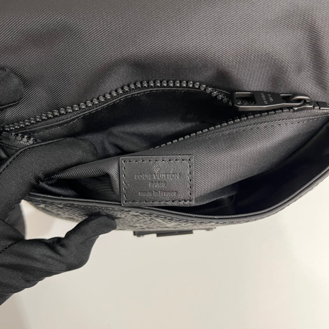 Sac de poitrine noir en relief