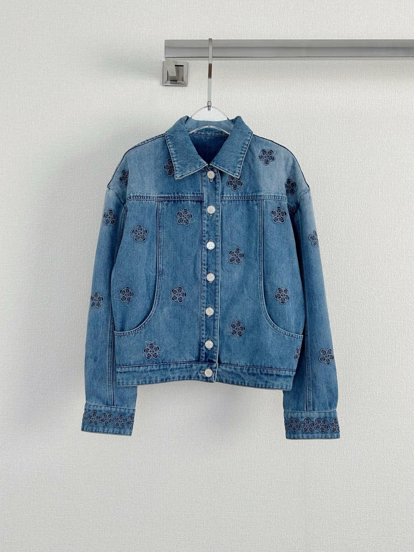 Veste en jean avec logo brodé Camélia