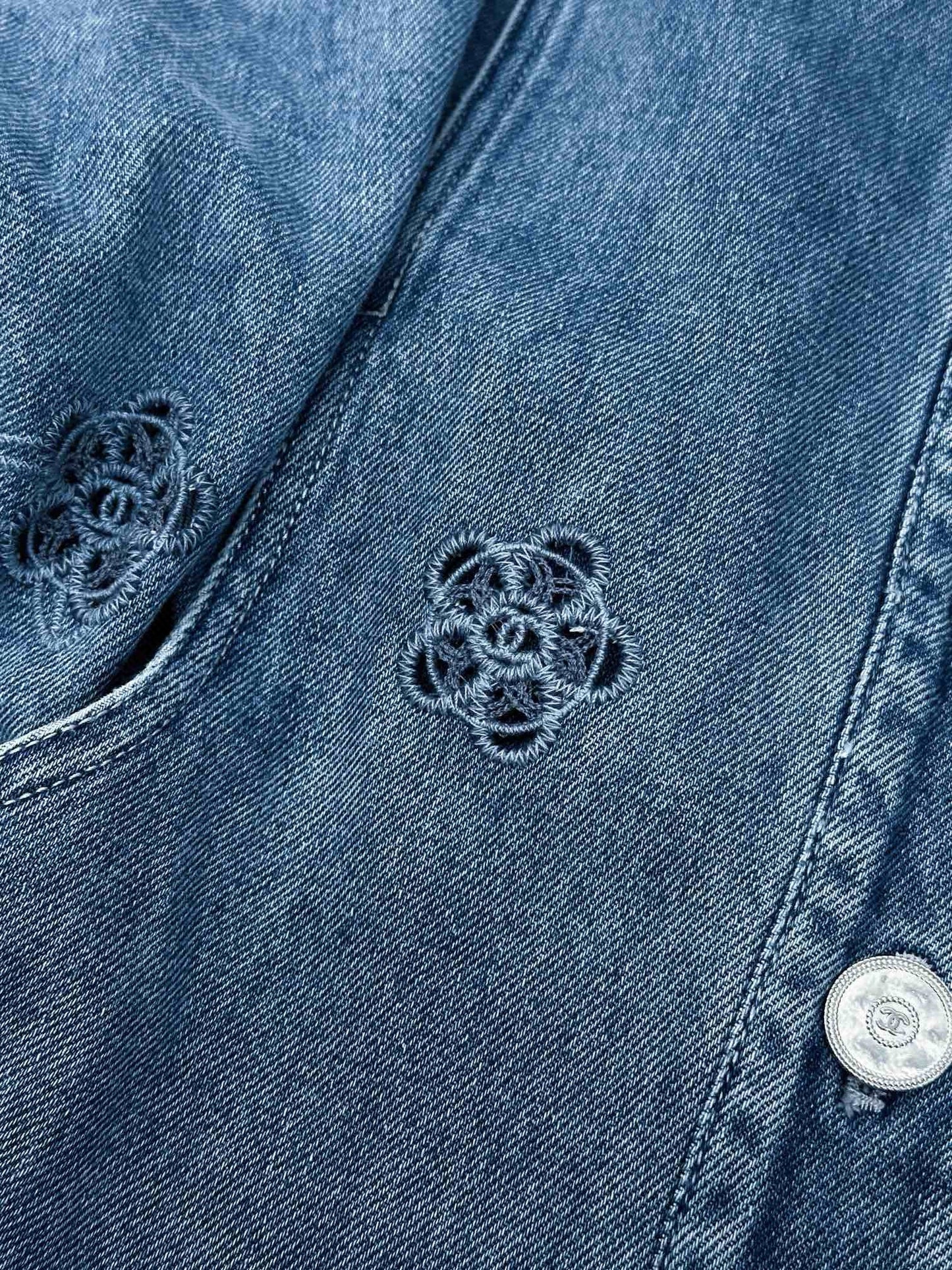 Veste en jean avec logo brodé Camélia