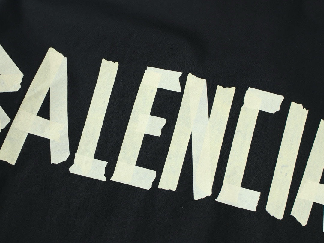 chemise avec logo en relief sur le dos