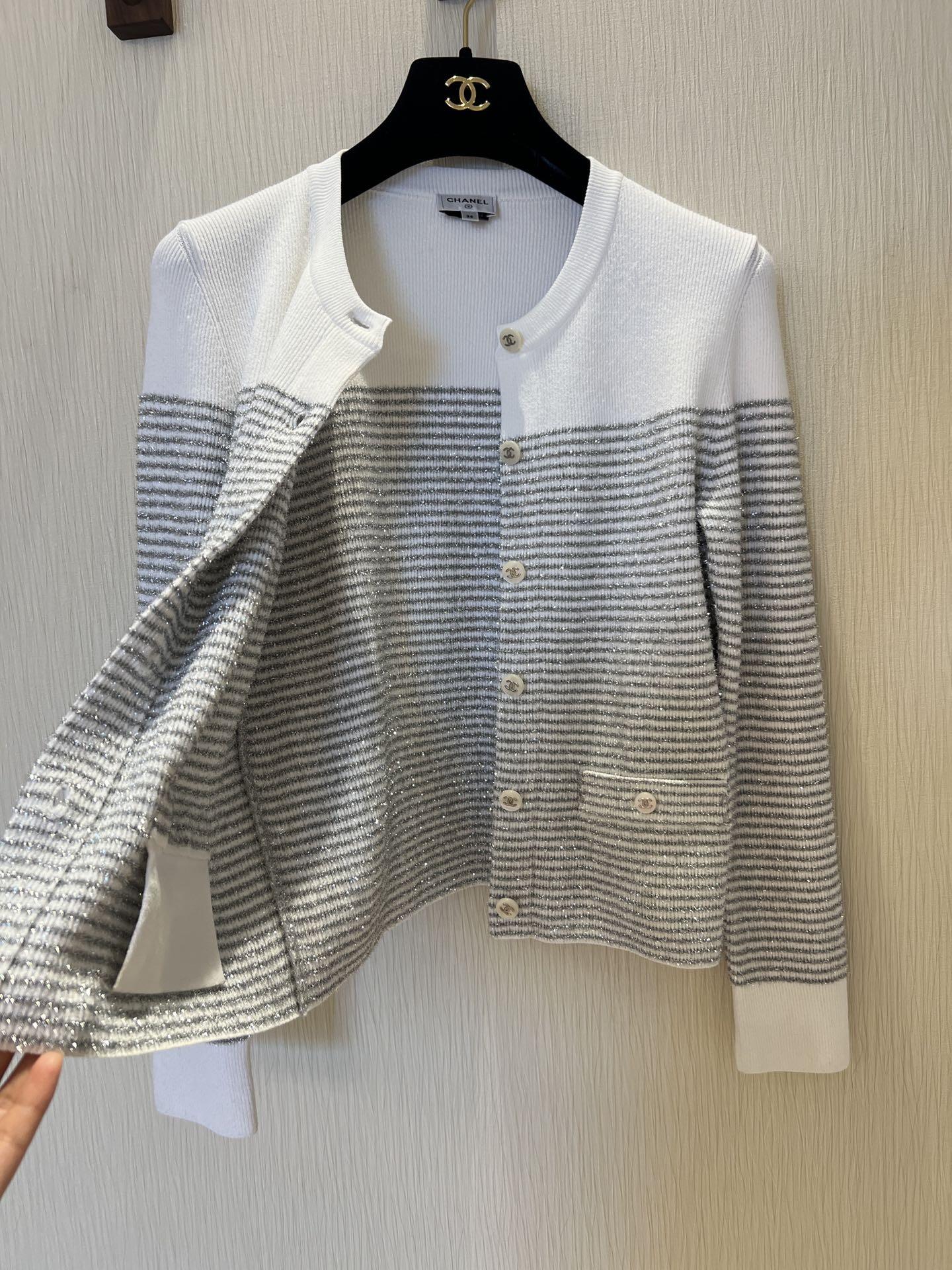 Silber gestreifte Strickjacke mit Rundhalsausschnitt