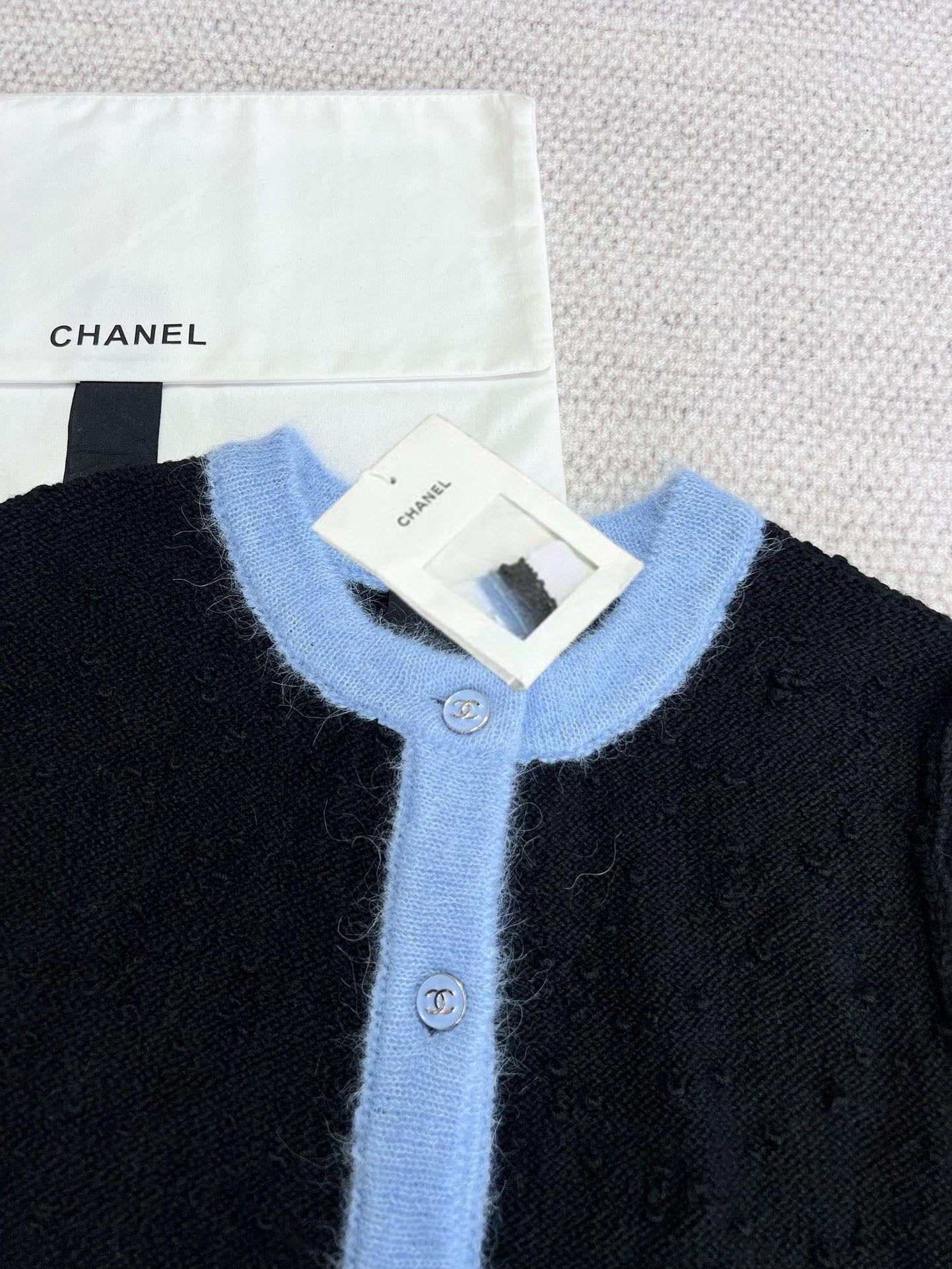 Blaue Kontrast-Strickjacke