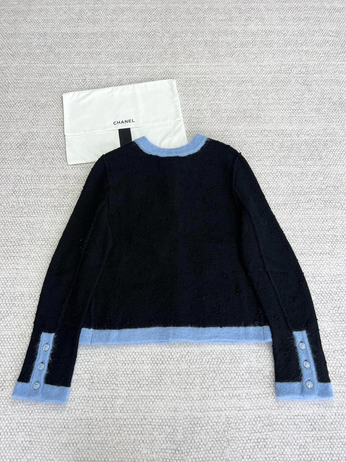 Blaue Kontrast-Strickjacke