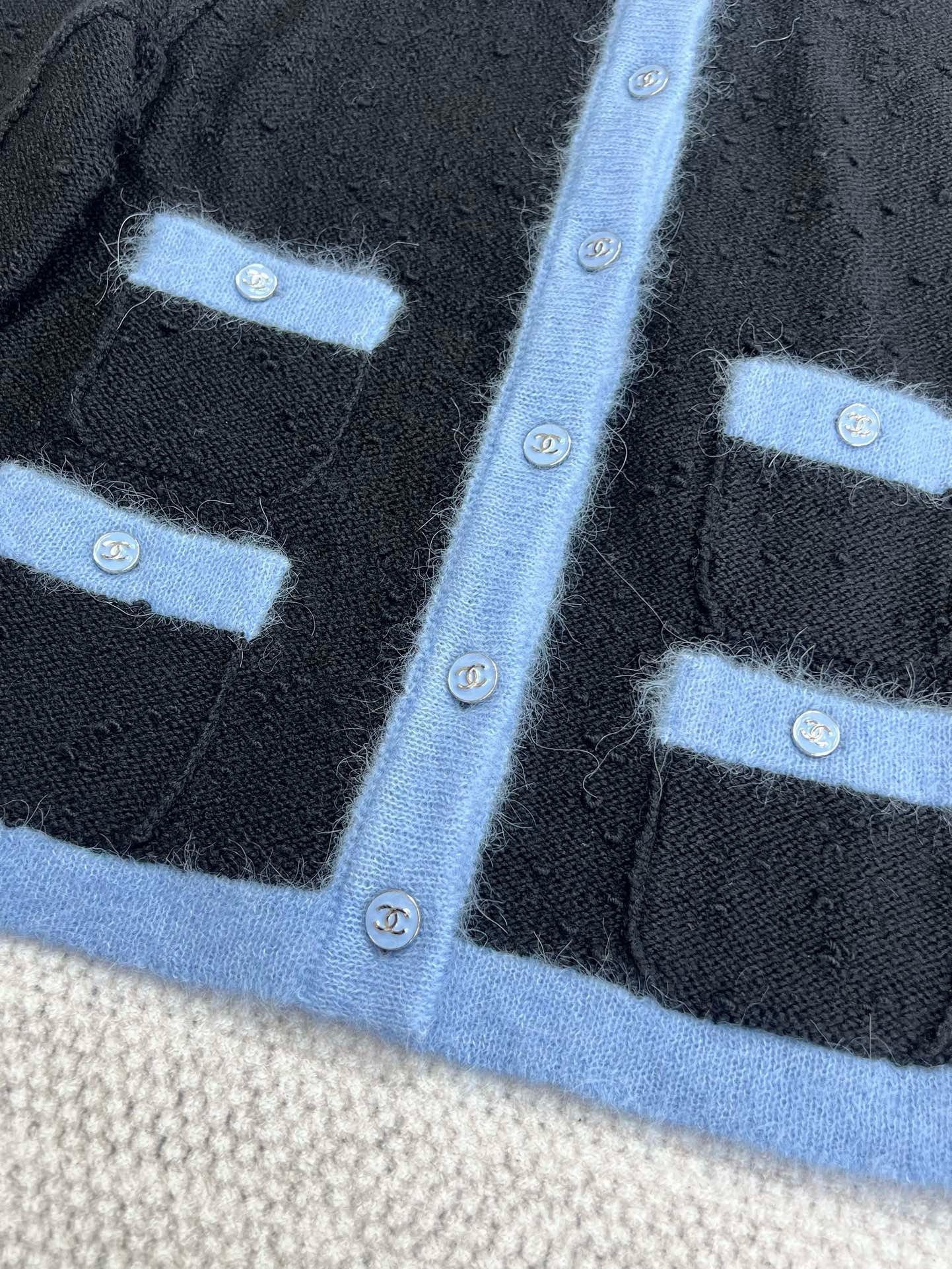 Blaue Kontrast-Strickjacke