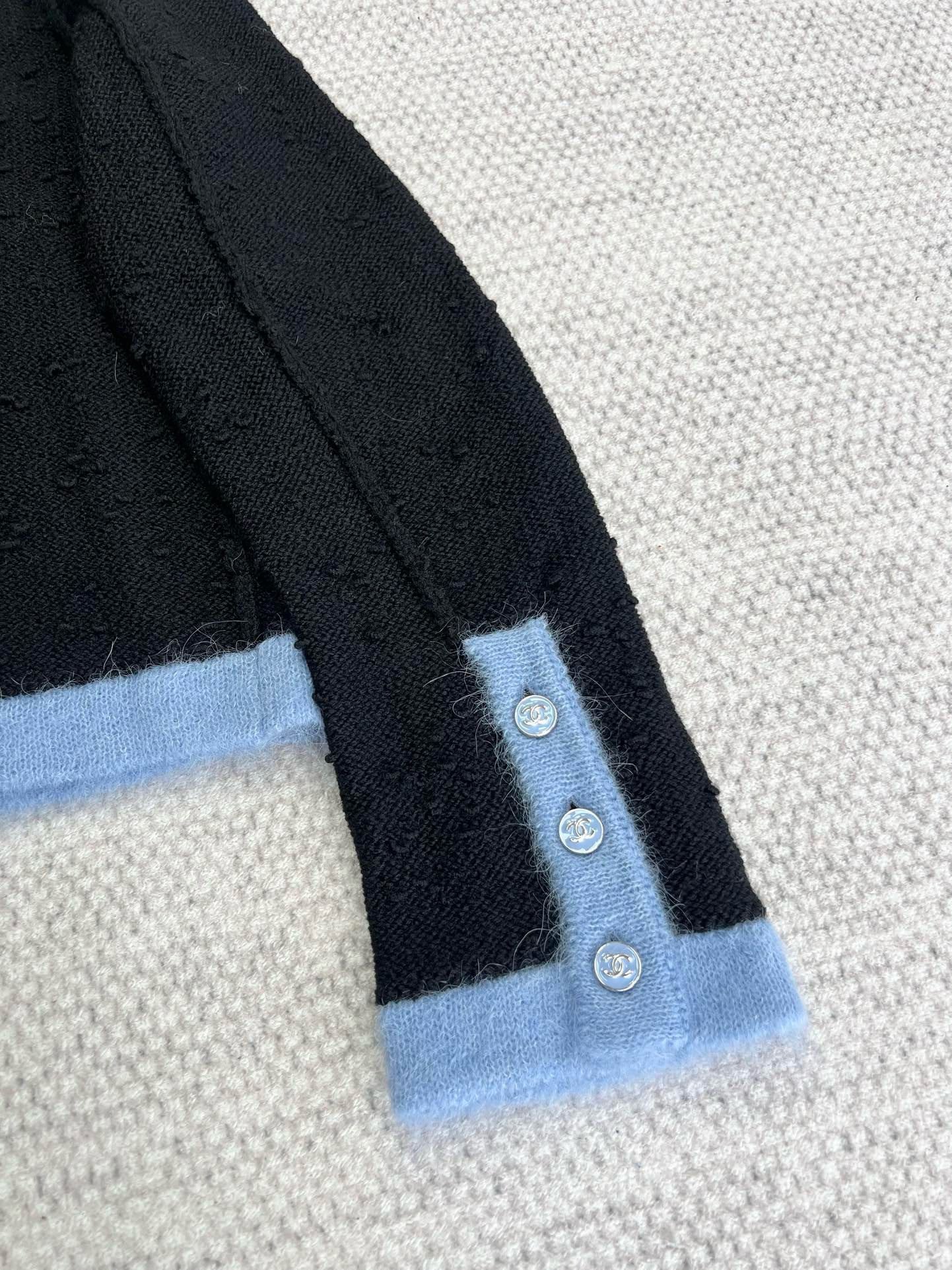 Blaue Kontrast-Strickjacke
