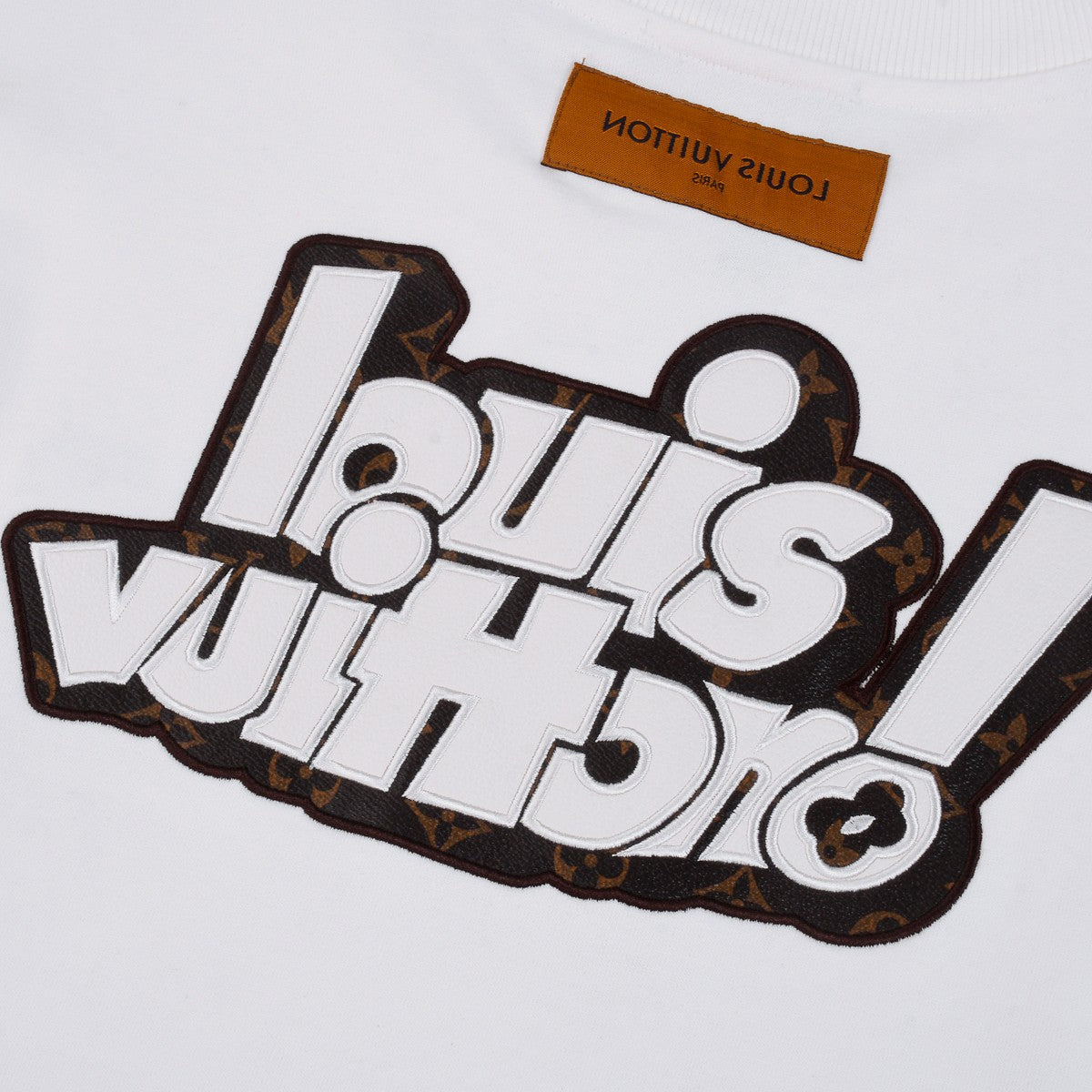 Sweat-shirt avec procédé de broderie à plaque épaisse