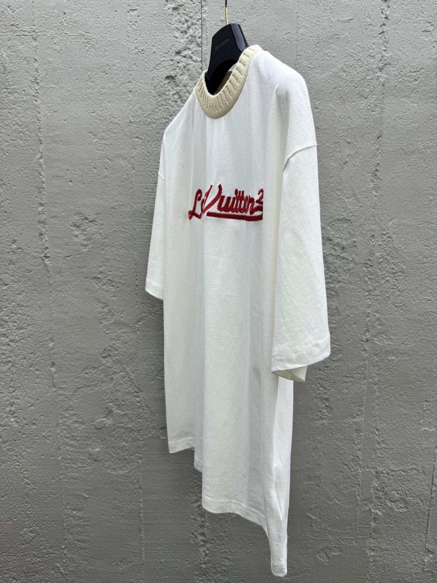 Gestricktes Kurzarm-T-Shirt mit Stickerei