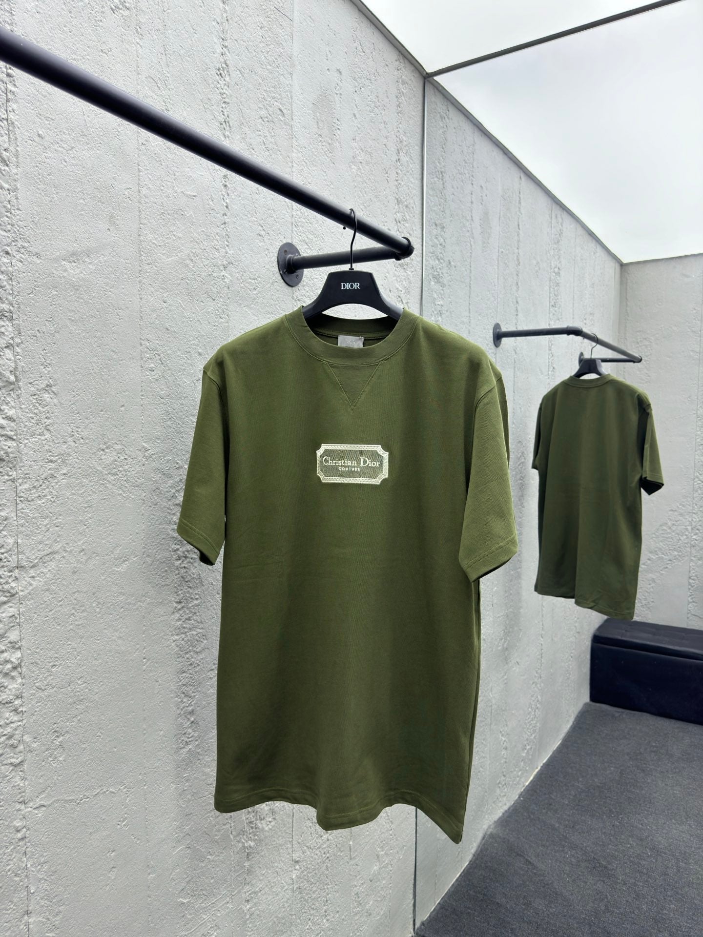 Manches courtes avec logo brodé hydrosoluble