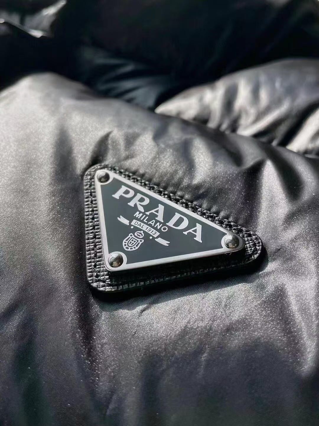 Daunenjacke mit Kapuze und Druckknöpfen