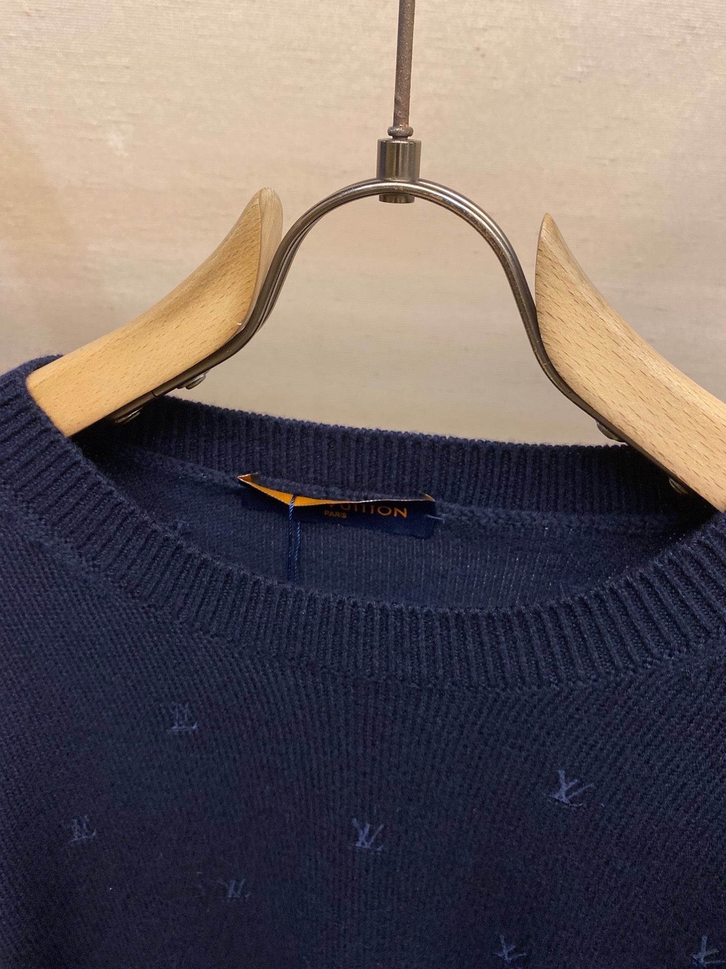 Pullover mit Rundhalsausschnitt und kleinem Logo-Stickerei