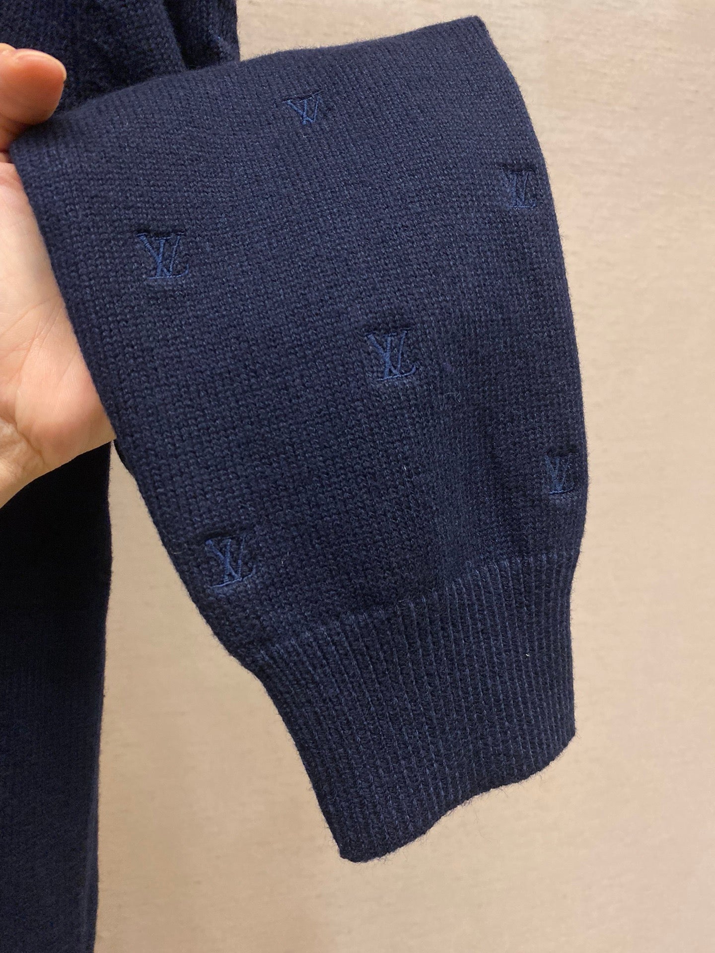 Pullover mit Rundhalsausschnitt und kleinem Logo-Stickerei