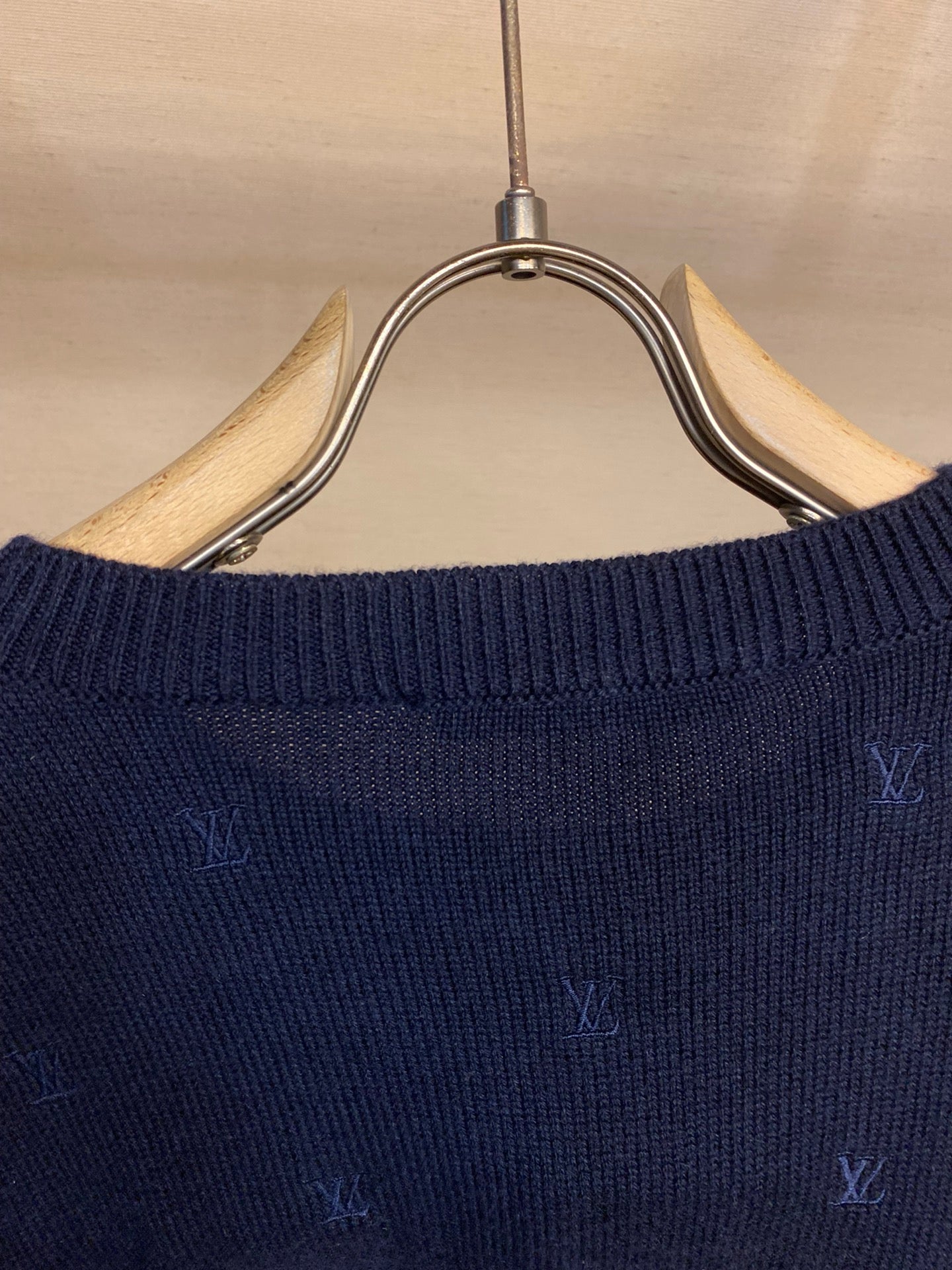 Pullover mit Rundhalsausschnitt und kleinem Logo-Stickerei