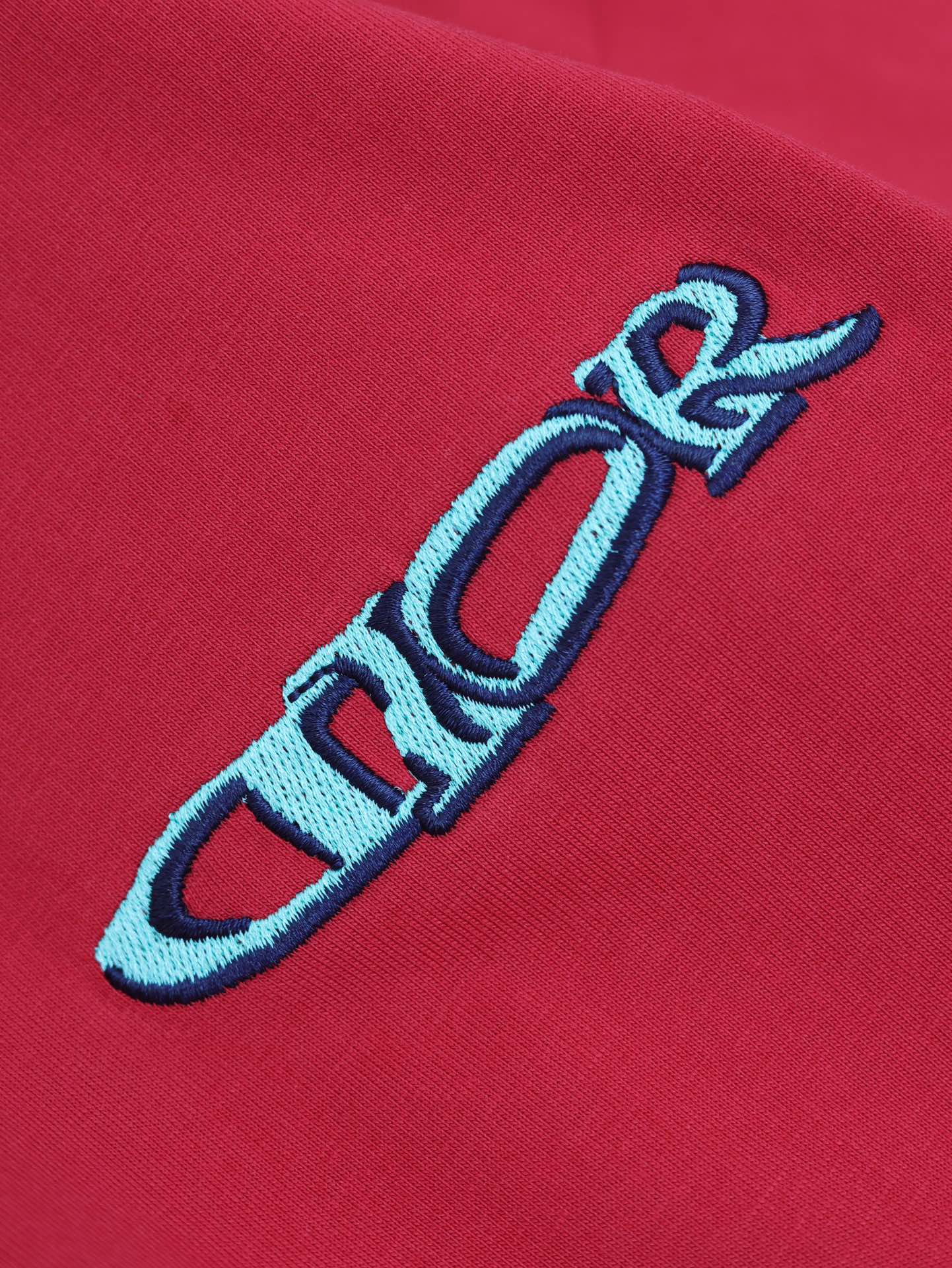 Ski-Serie besticktes Kurzarm-T-Shirt mit Rundhalsausschnitt