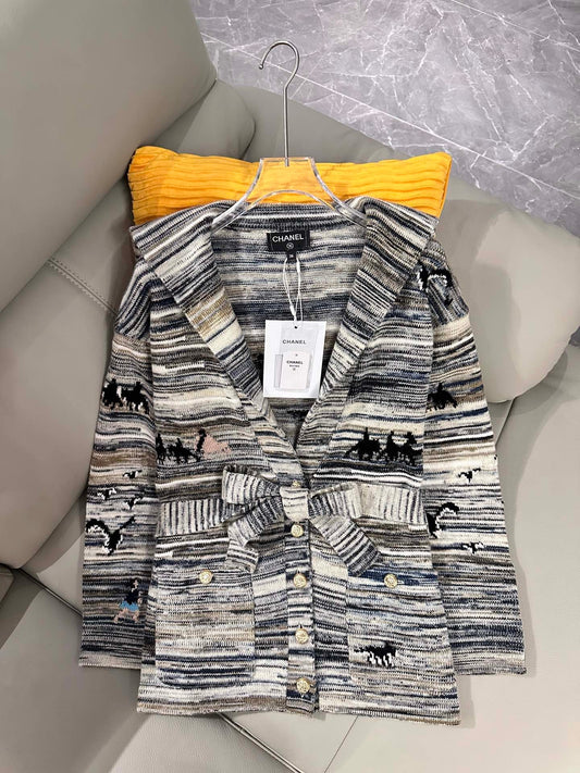 Manteau en tricot à rayures brodées