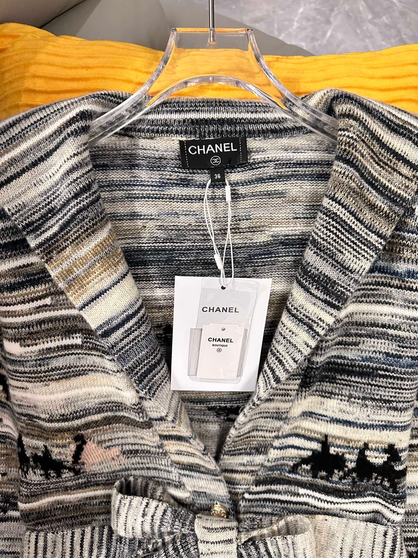 Strickmantel mit Streifenstickerei