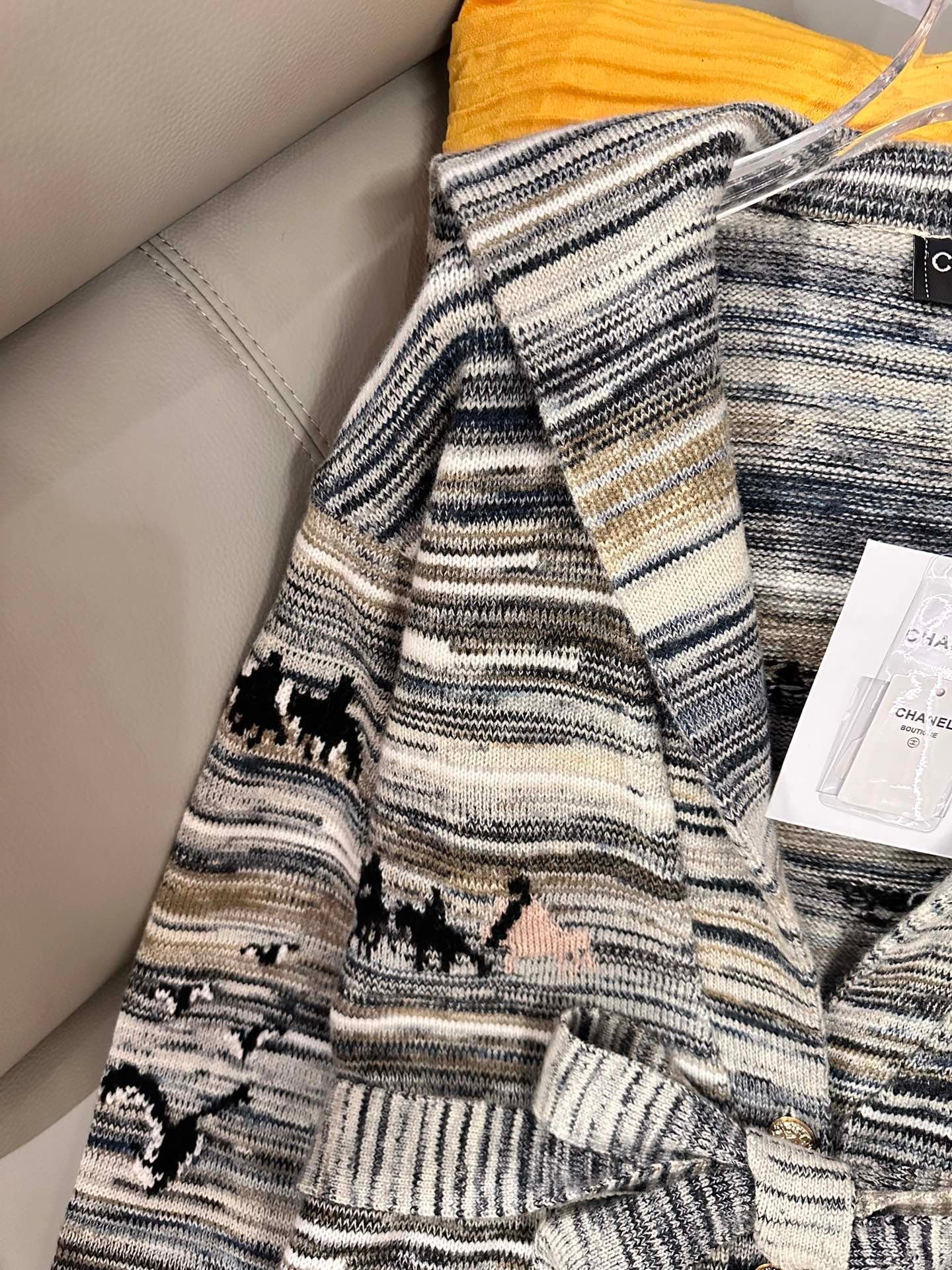 Strickmantel mit Streifenstickerei