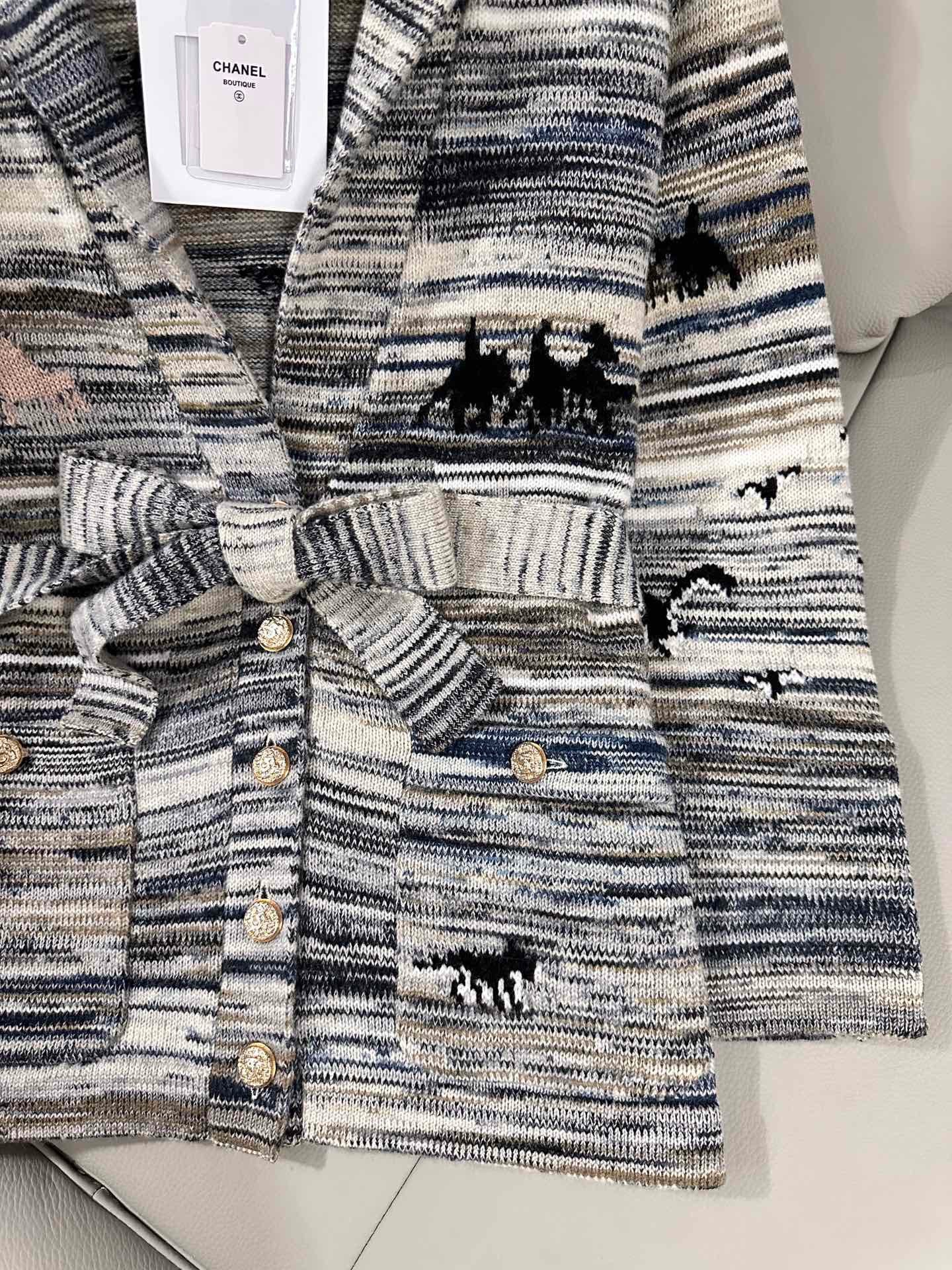 Strickmantel mit Streifenstickerei