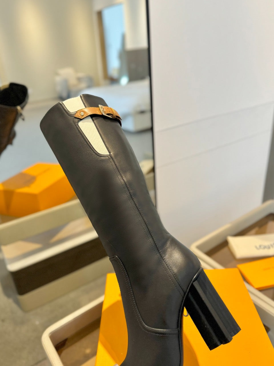 Schlichte Stiefel mit quadratischem Absatz und hohem Absatz