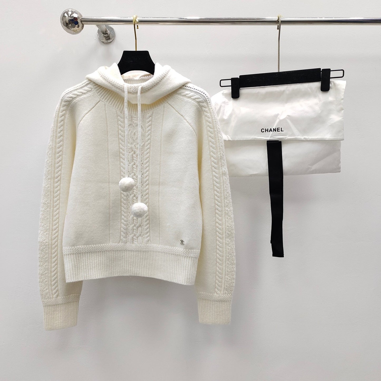 Haut tricoté à capuche avec pendentif boule jacquard tridimensionnel