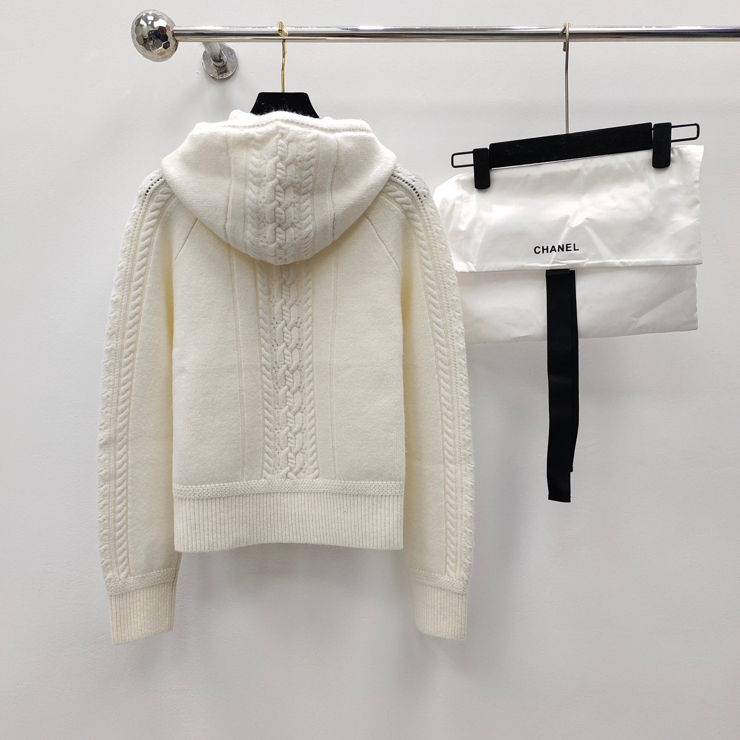 Haut tricoté à capuche avec pendentif boule jacquard tridimensionnel