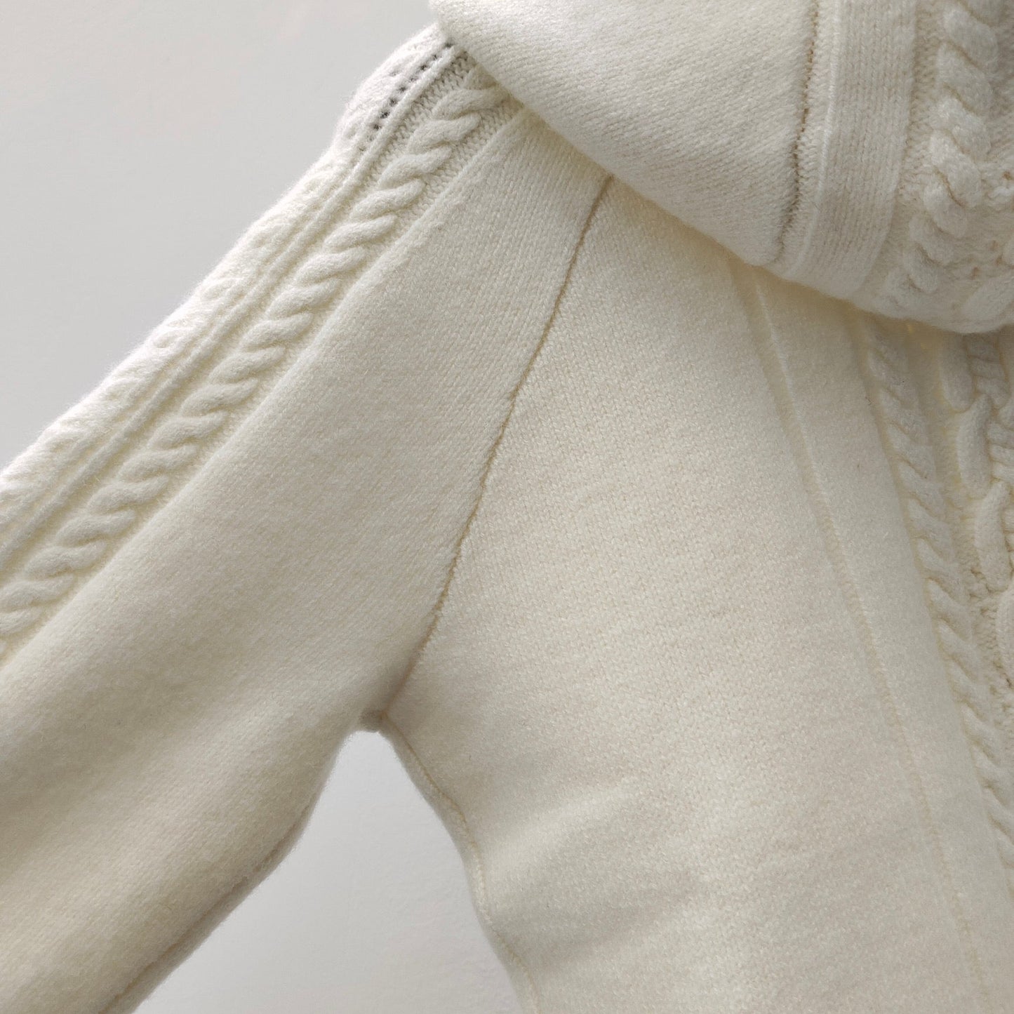 Haut tricoté à capuche avec pendentif boule jacquard tridimensionnel