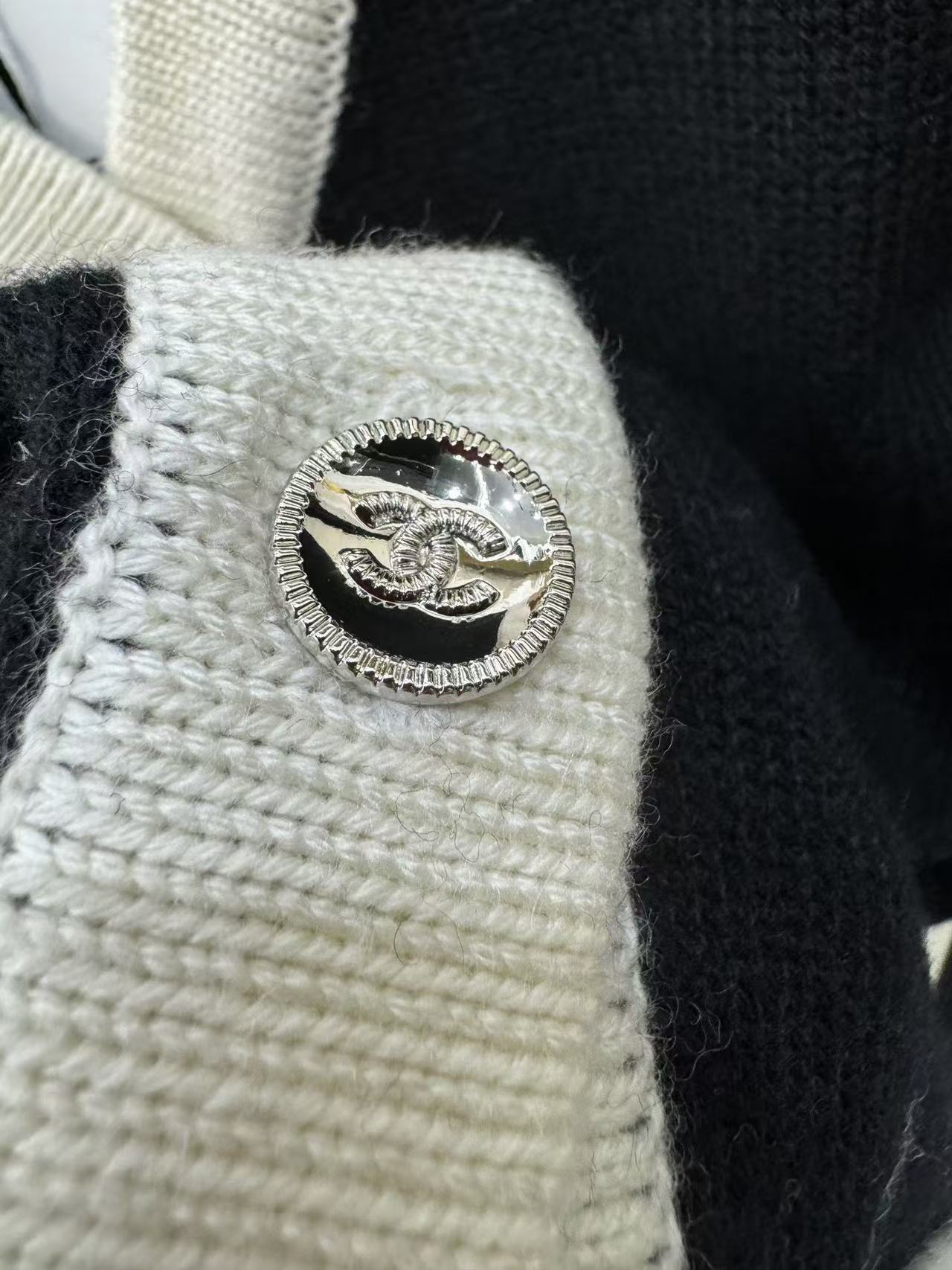 Gestrickter Cardigan mit V-Ausschnitt und zwei Taschen