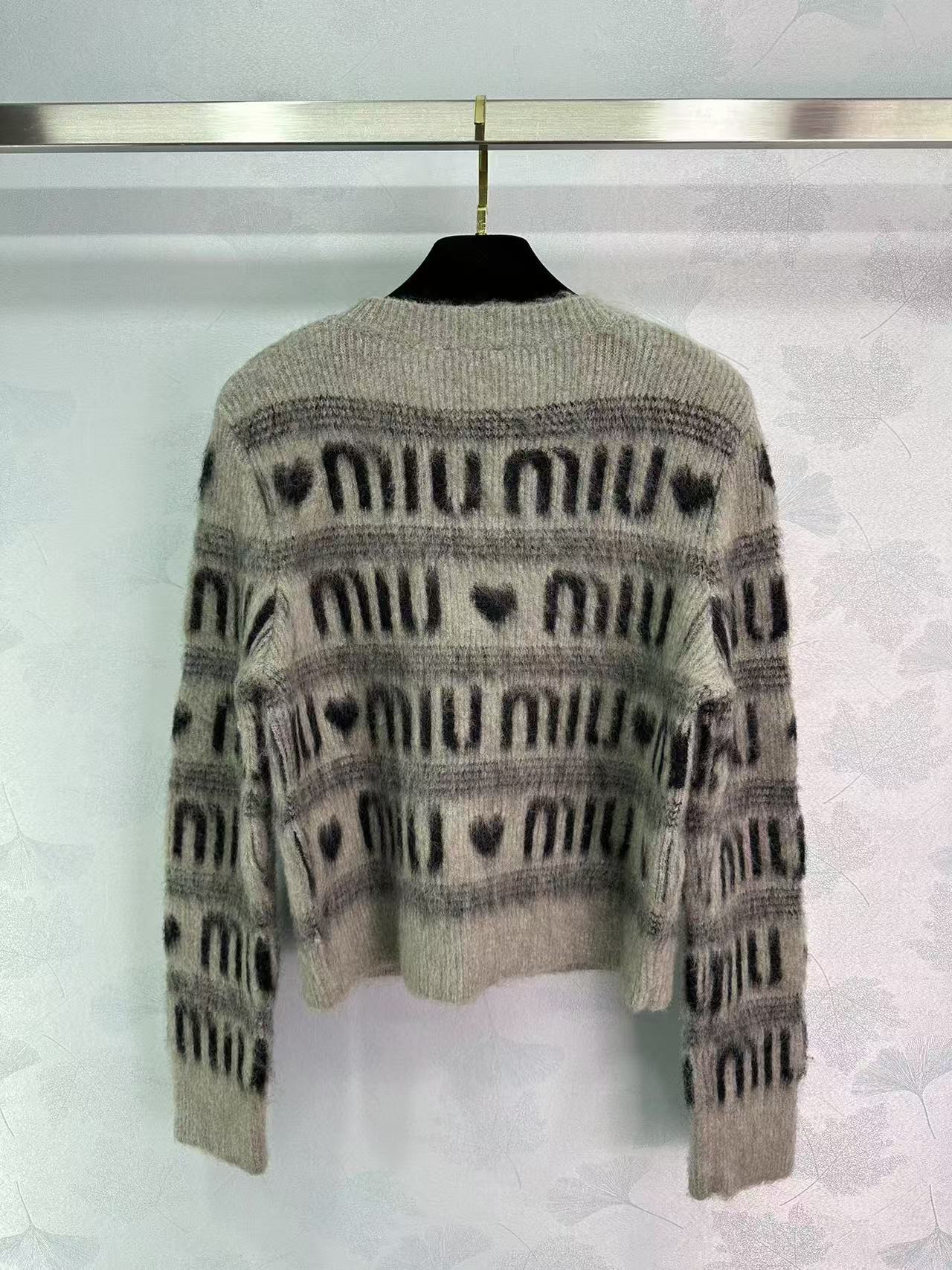 Pull à rayures contrastées et lettres cœur