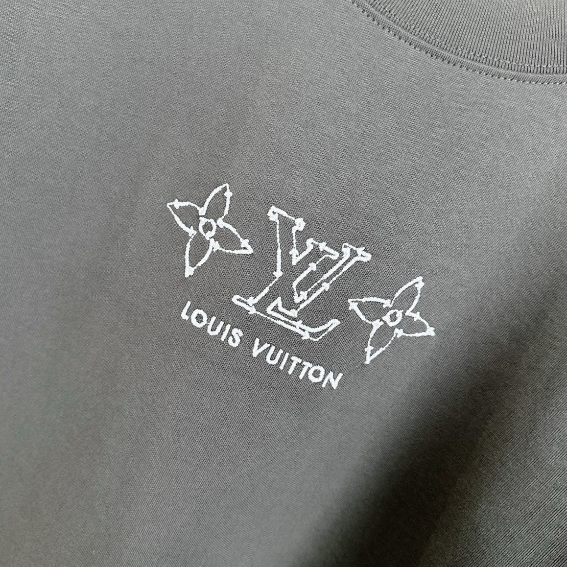 Broderie au dos manches courtes