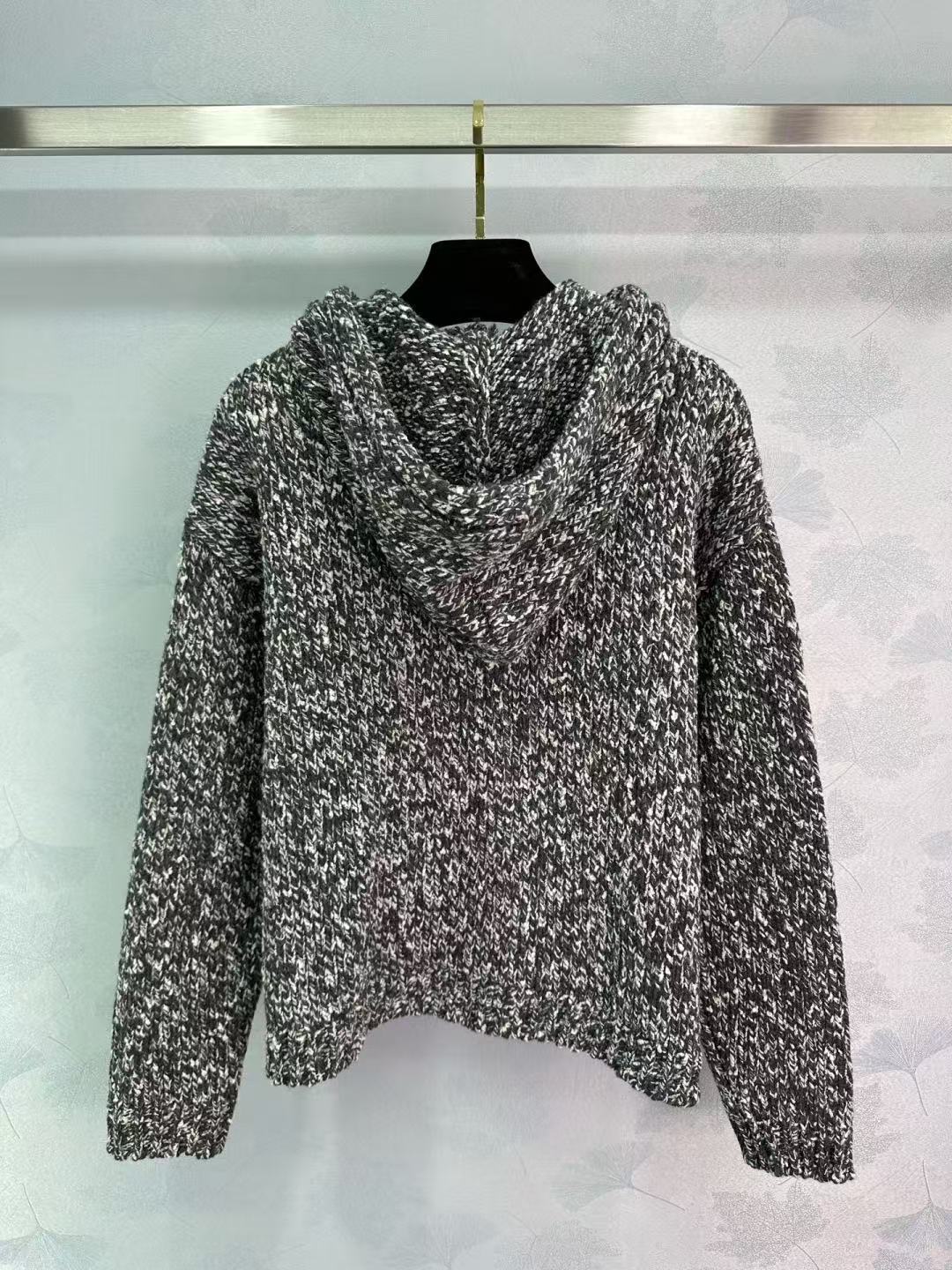 Neue Strickjacke mit Kapuze für Herbst und Winter