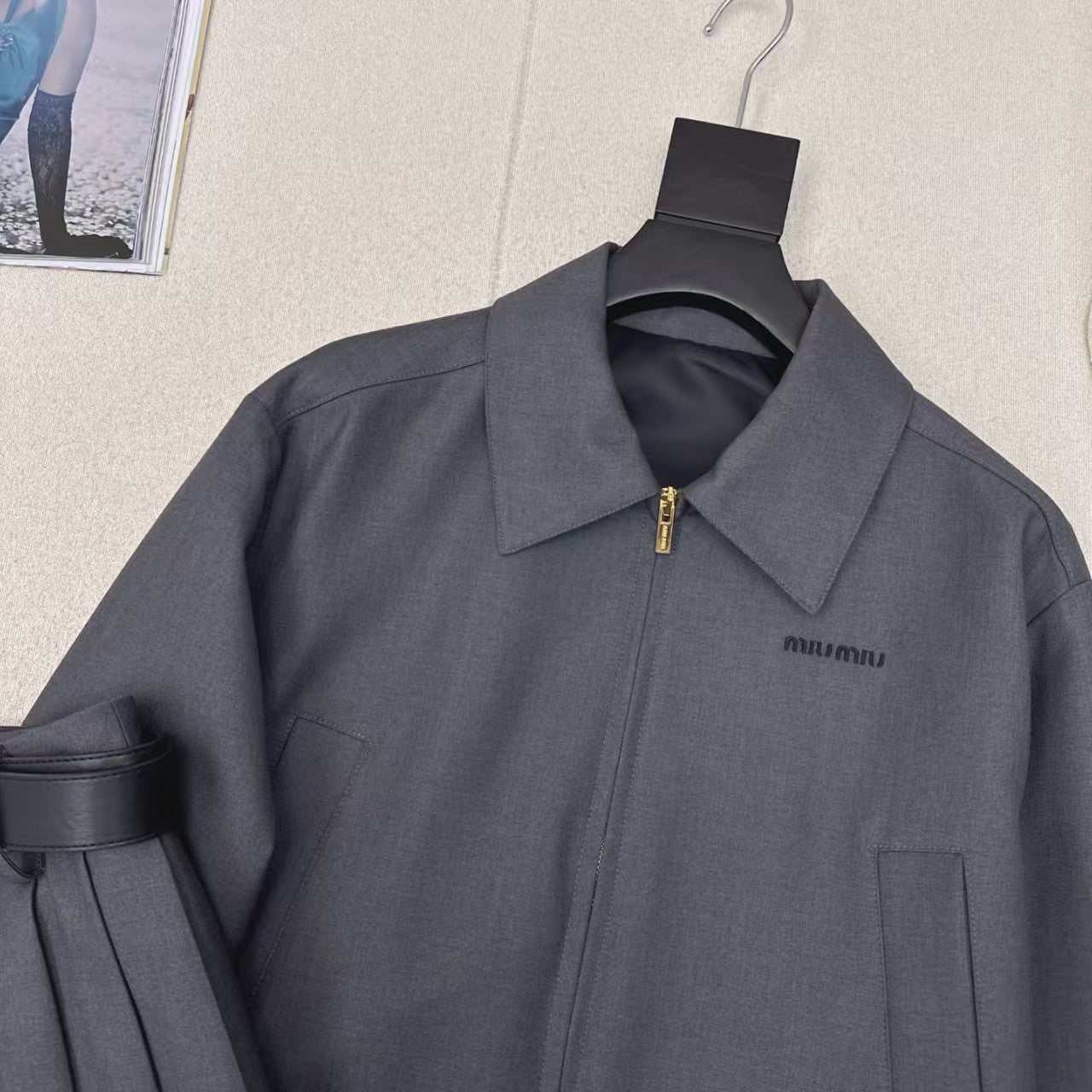 Anzug aus Jacke mit gespleißtem Revers und Faltenrock mit Gürtel