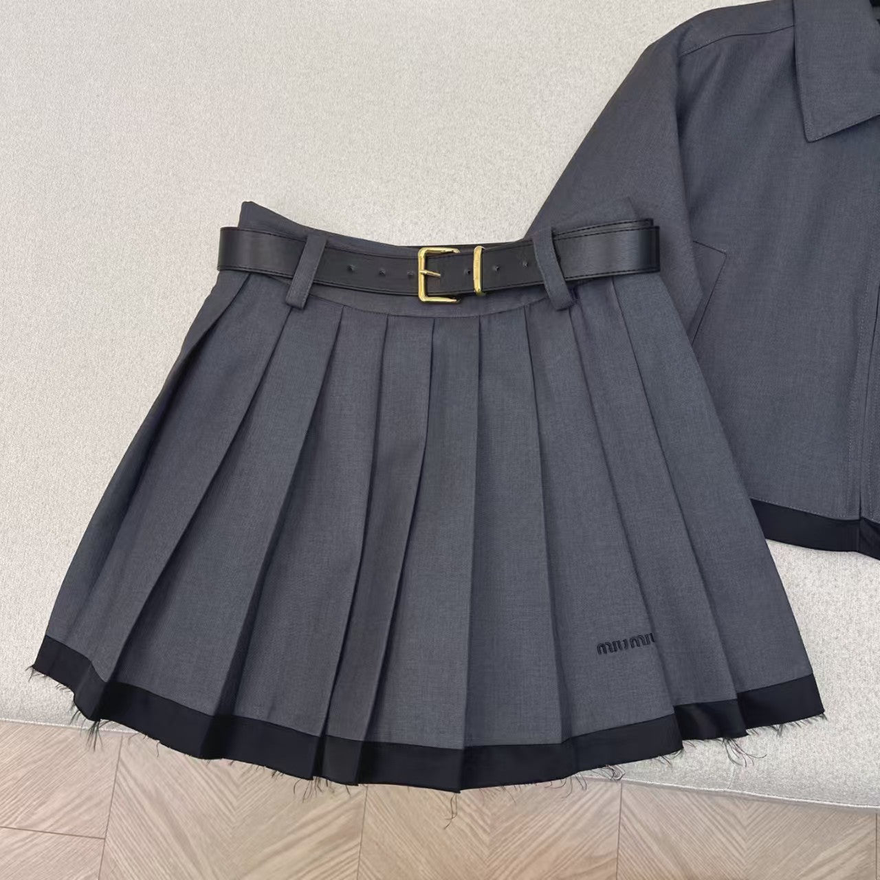 Anzug aus Jacke mit gespleißtem Revers und Faltenrock mit Gürtel