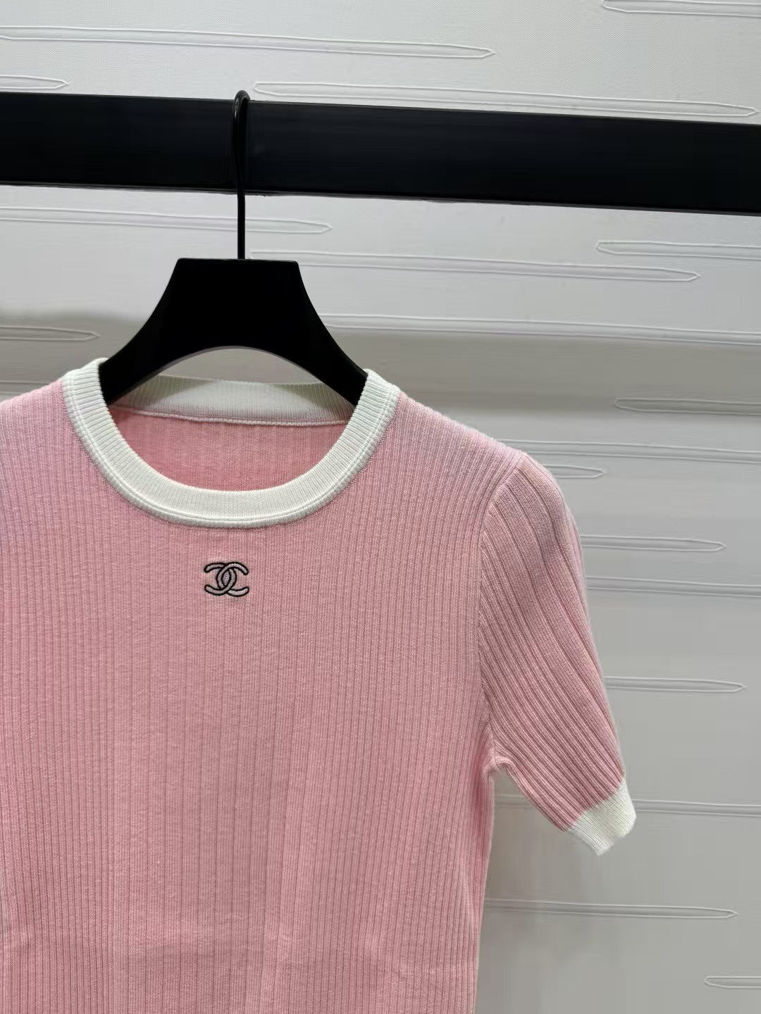 Rundhalsausschnitt, schmale Passform, kurze Ärmel