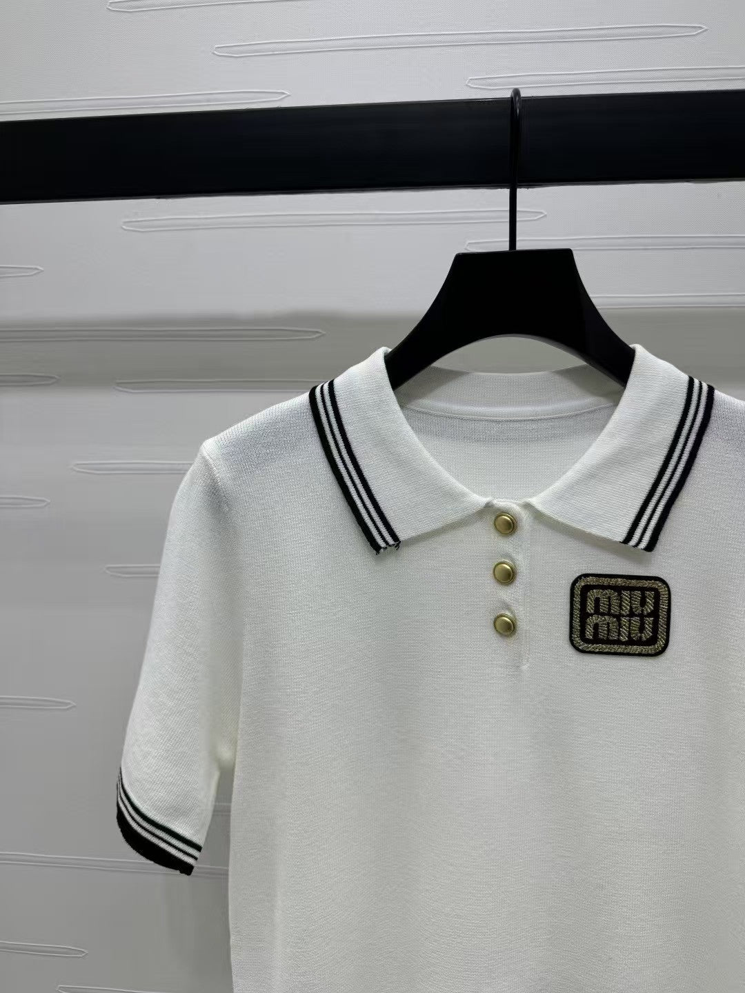 Ensemble short tricoté à manches courtes et col polo de couleur contrastée