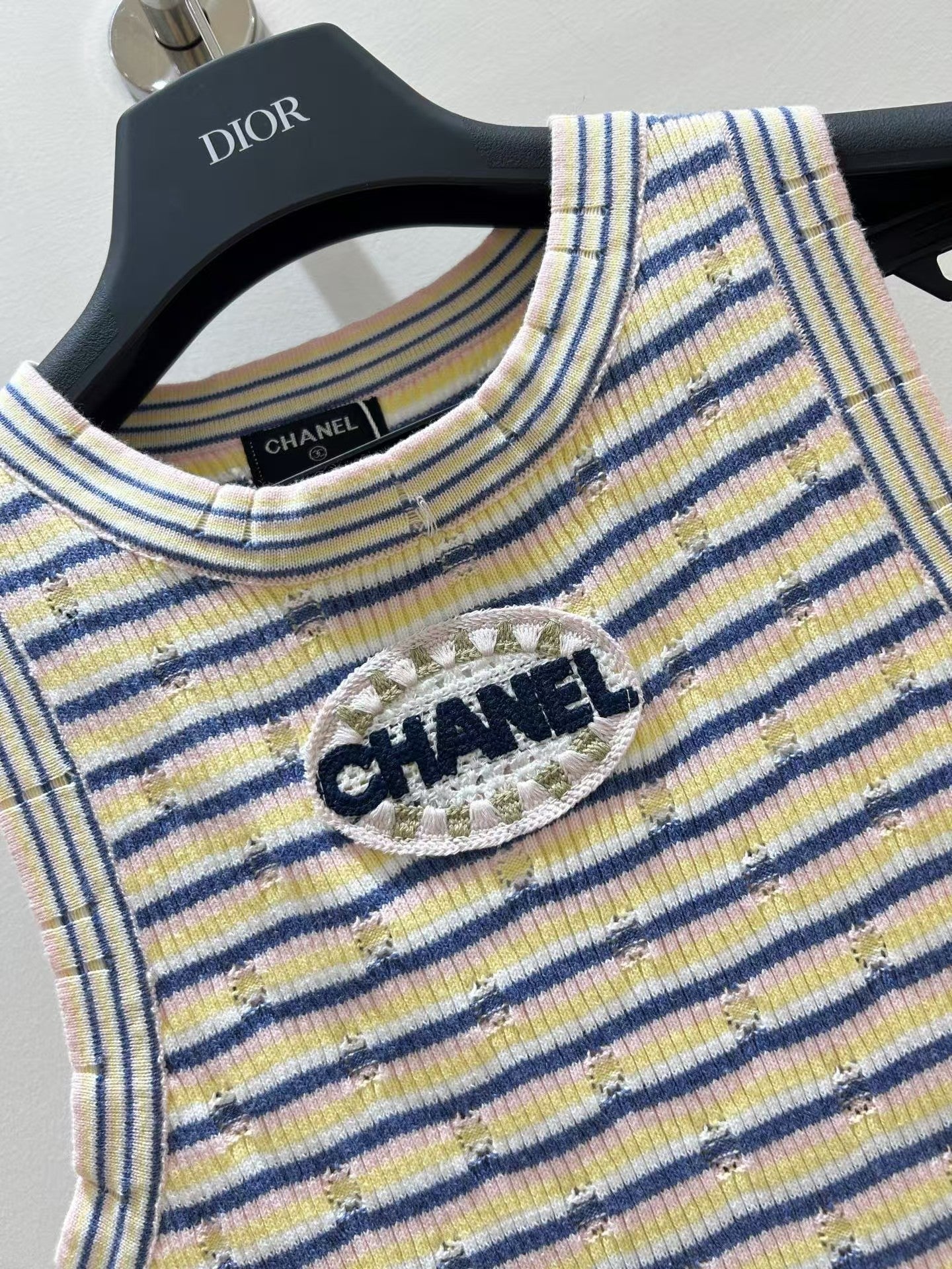 gestreifte ärmellose Weste