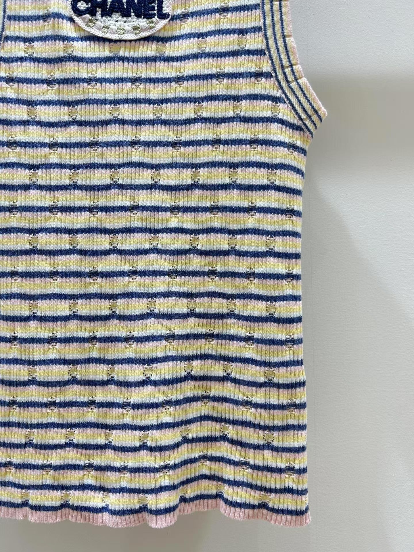 gestreifte ärmellose Weste