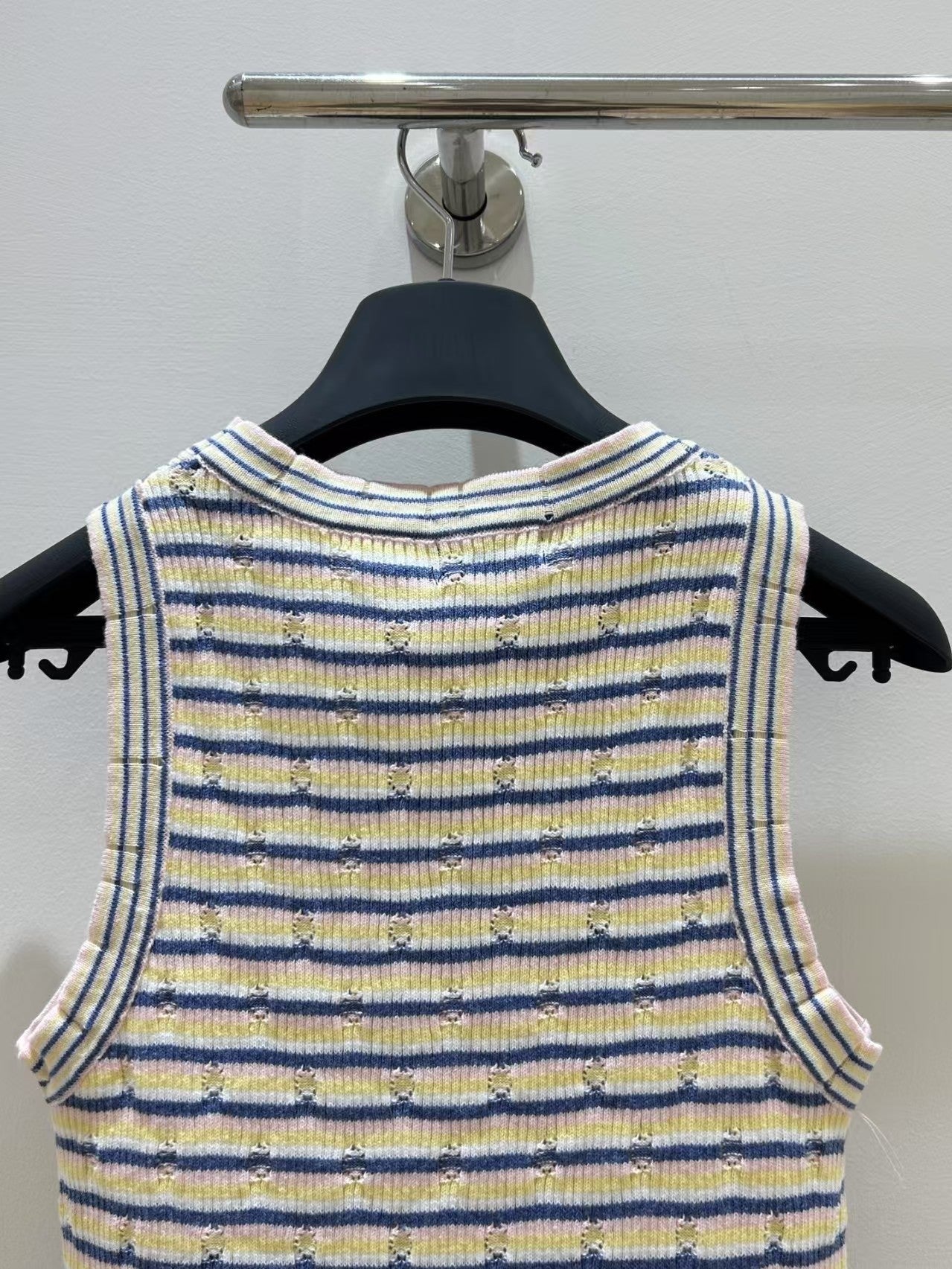 gestreifte ärmellose Weste