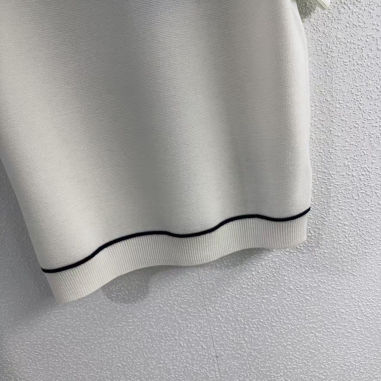 Pull boutonné à rayures contrastées