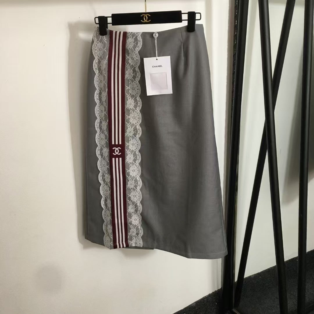 Anzugrock mit gestreiftem Band und Spitze