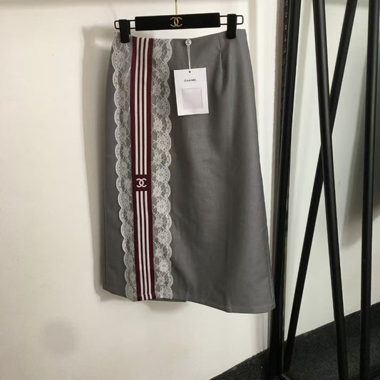 Jupe de costume à rayures et dentelle
