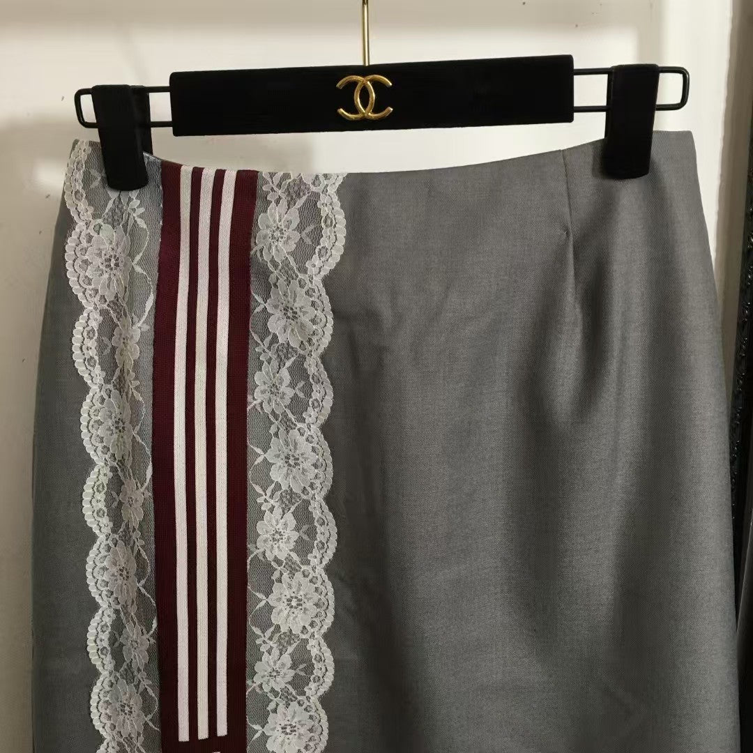 Anzugrock mit gestreiftem Band und Spitze