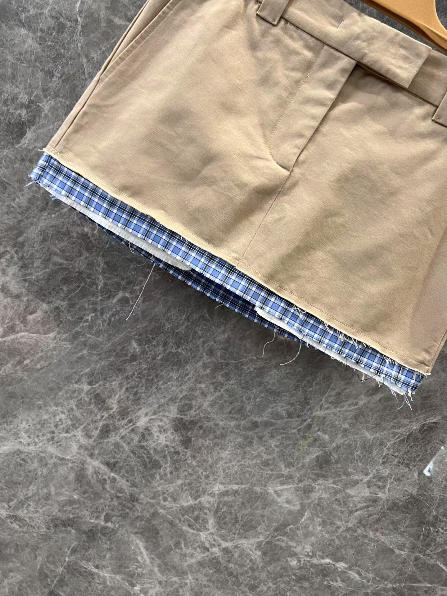 Literarischer Khaki-Minirock