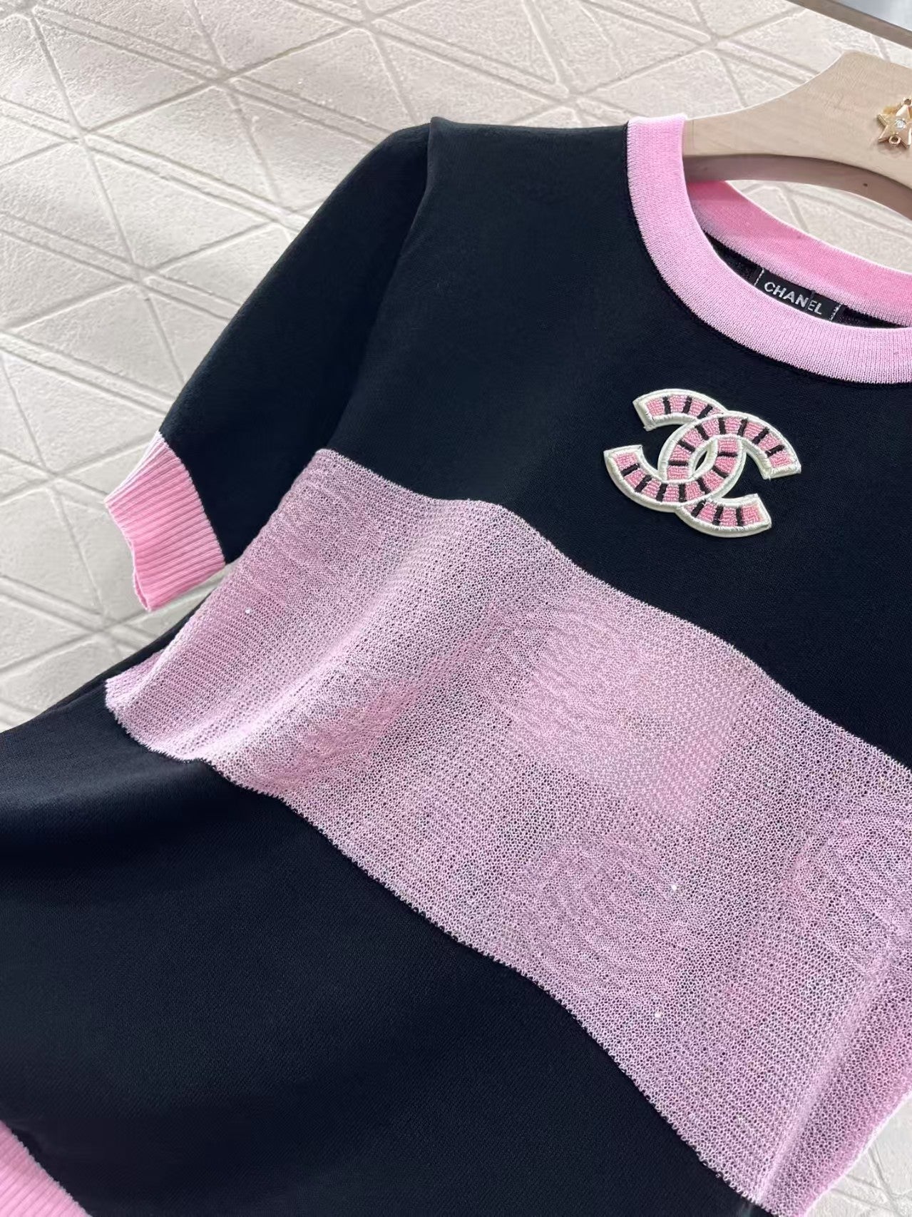 Gestreifte, kontrastierende kurze Ärmel