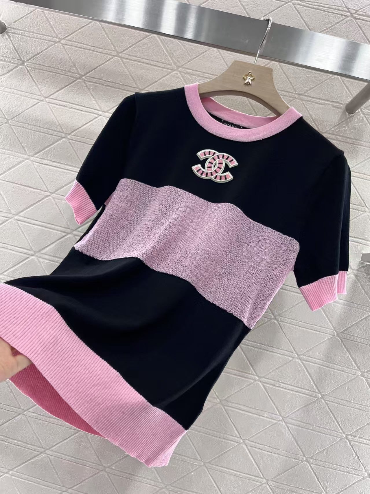 Gestreifte, kontrastierende kurze Ärmel