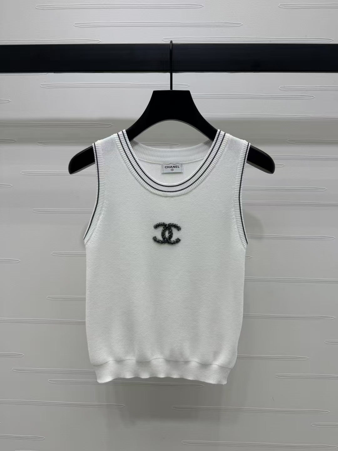 Gilet tricoté avec logo perlé