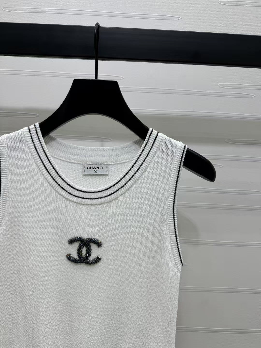 Gilet tricoté avec logo perlé