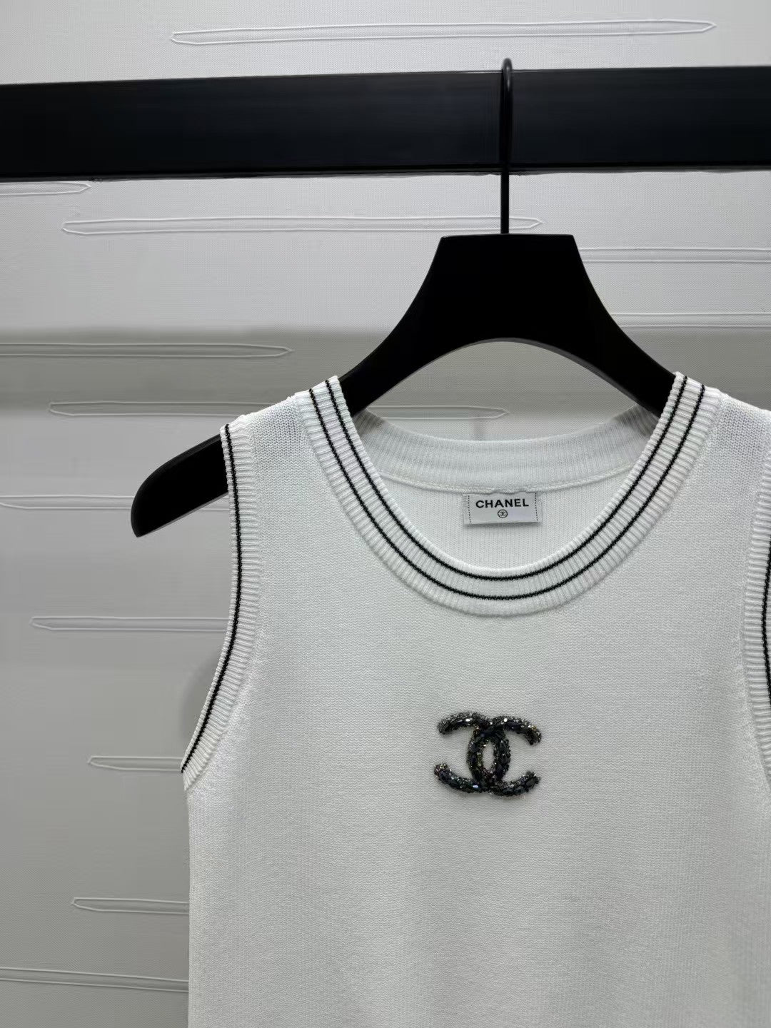 Gilet tricoté avec logo perlé