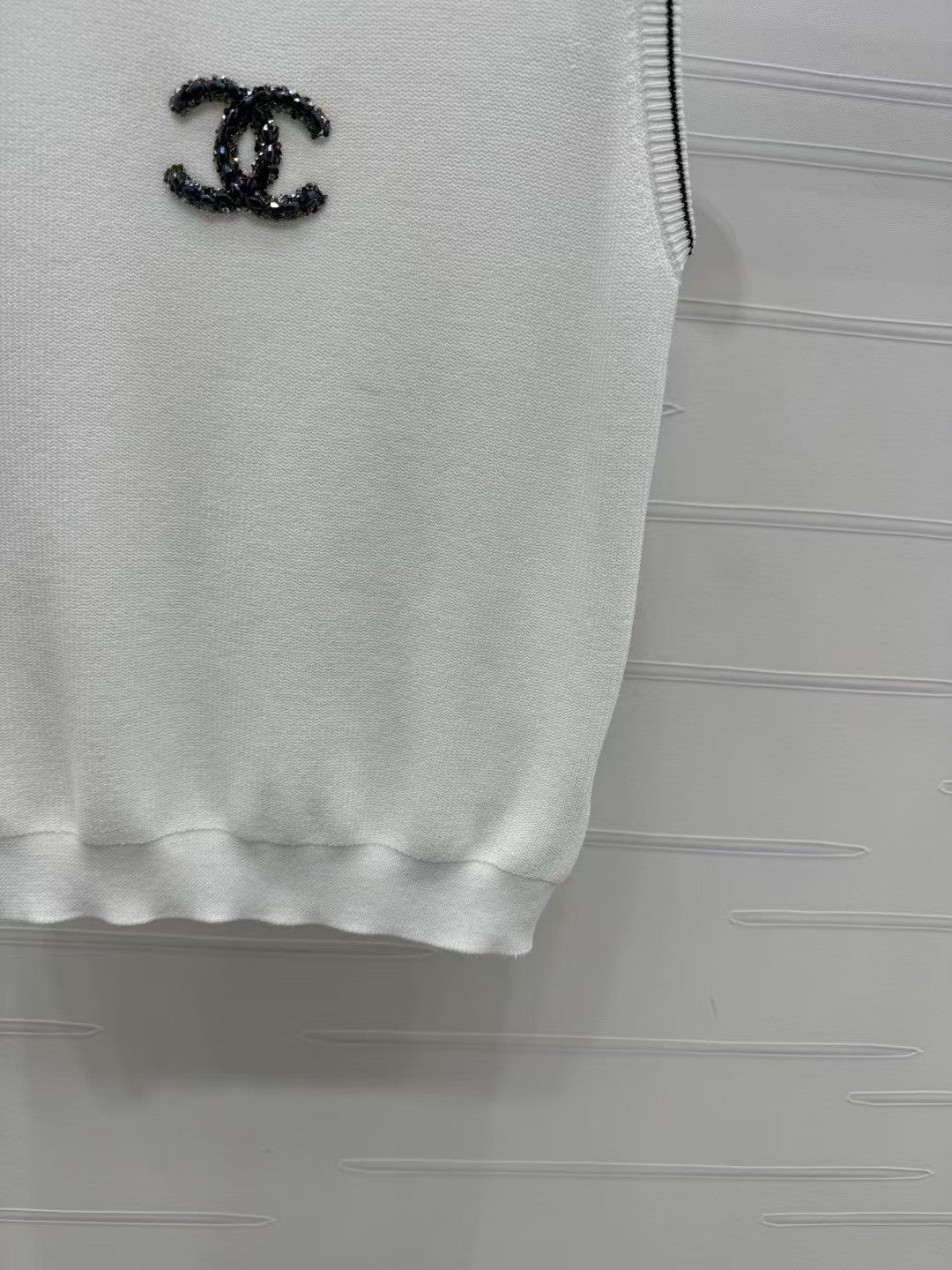 Gilet tricoté avec logo perlé